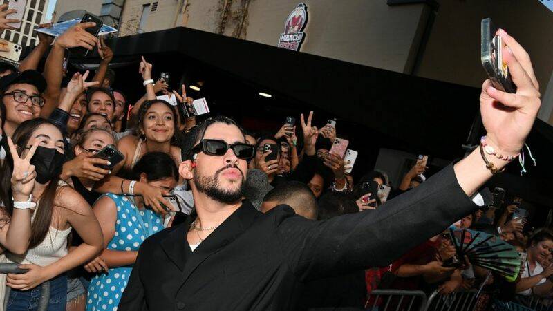 Haber lanzado el celular de una fan al mar, le está pasando factura al reguetonero. (Foto: bbc.com)