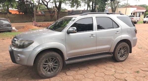 Tres personas se movilizaban en esta camioneta blindada.
