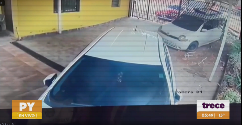 Así atropelló el portón de la casa para ingresar-Foto Captura
