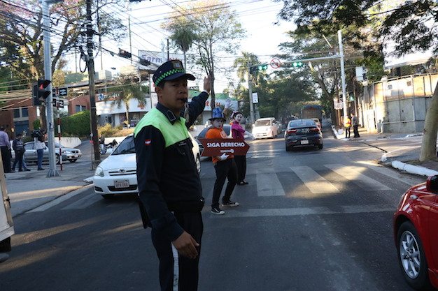 APOYO. Los mimos estuvieron ayudando a los polis de tránsito.