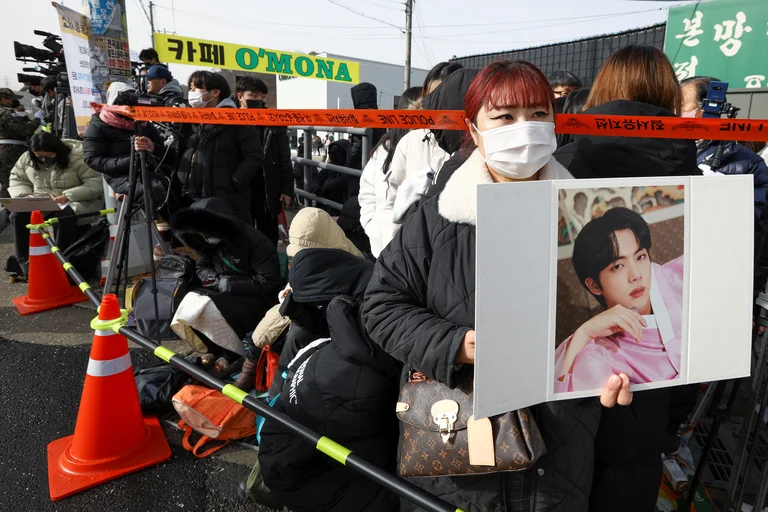 Los fanáticos del cantante pop abarrotaron voi la entrada de la base militar para despedir a su ídolo. (FOTO: Infobae.com)