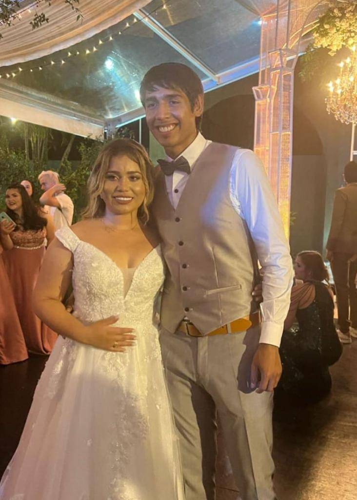 "El Pulpito" en su fiesta, en Luque, con su esposa, ya después de sudar en la pista de baile. @alexisduarte4.23