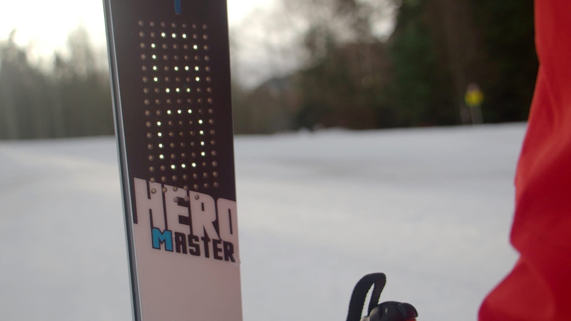 PIQ, Rossignol Introduce First Connected Ski With LED Display For
