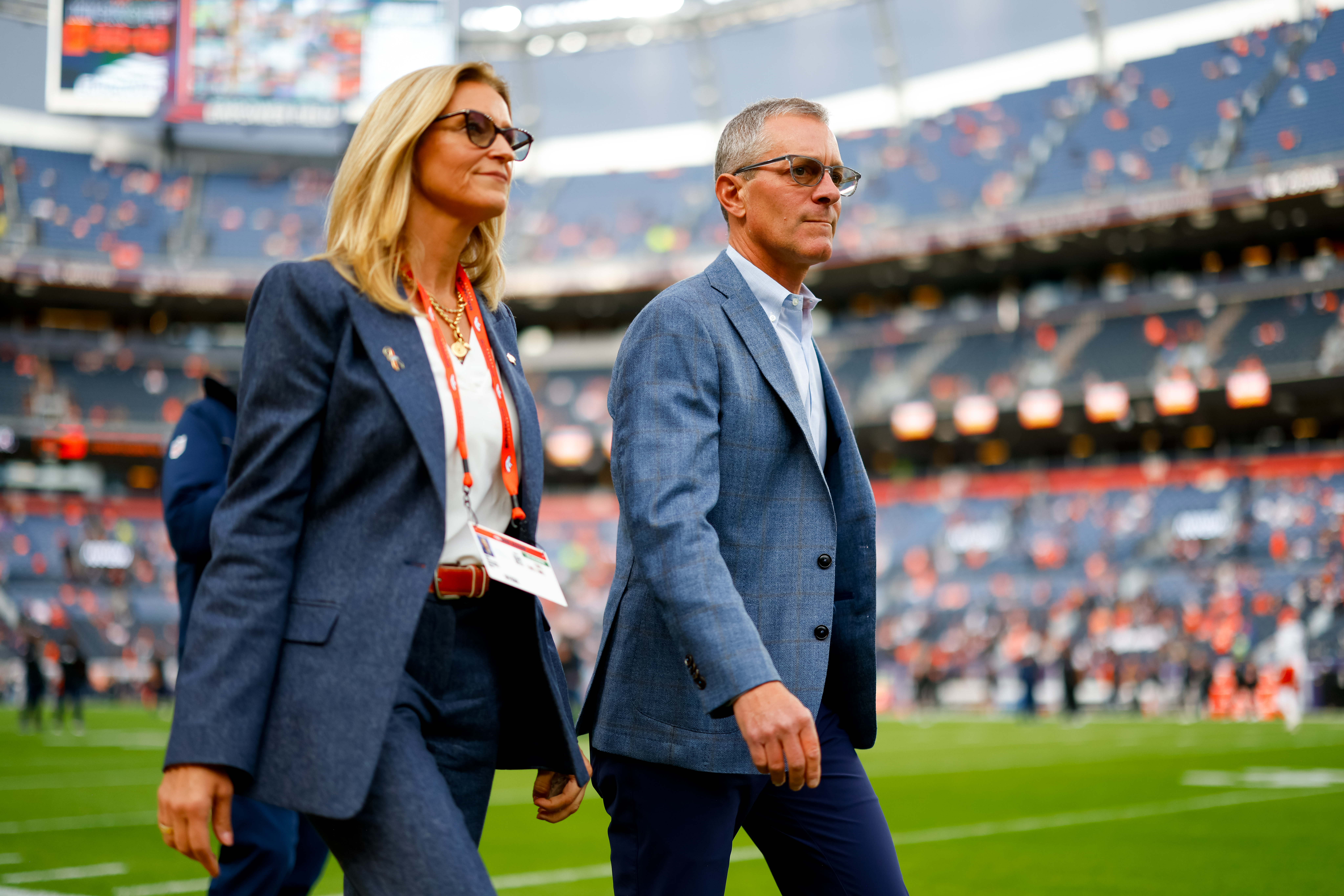 Carrie Walton Penner y Greg Penner en un estadio de los Denver Broncos
