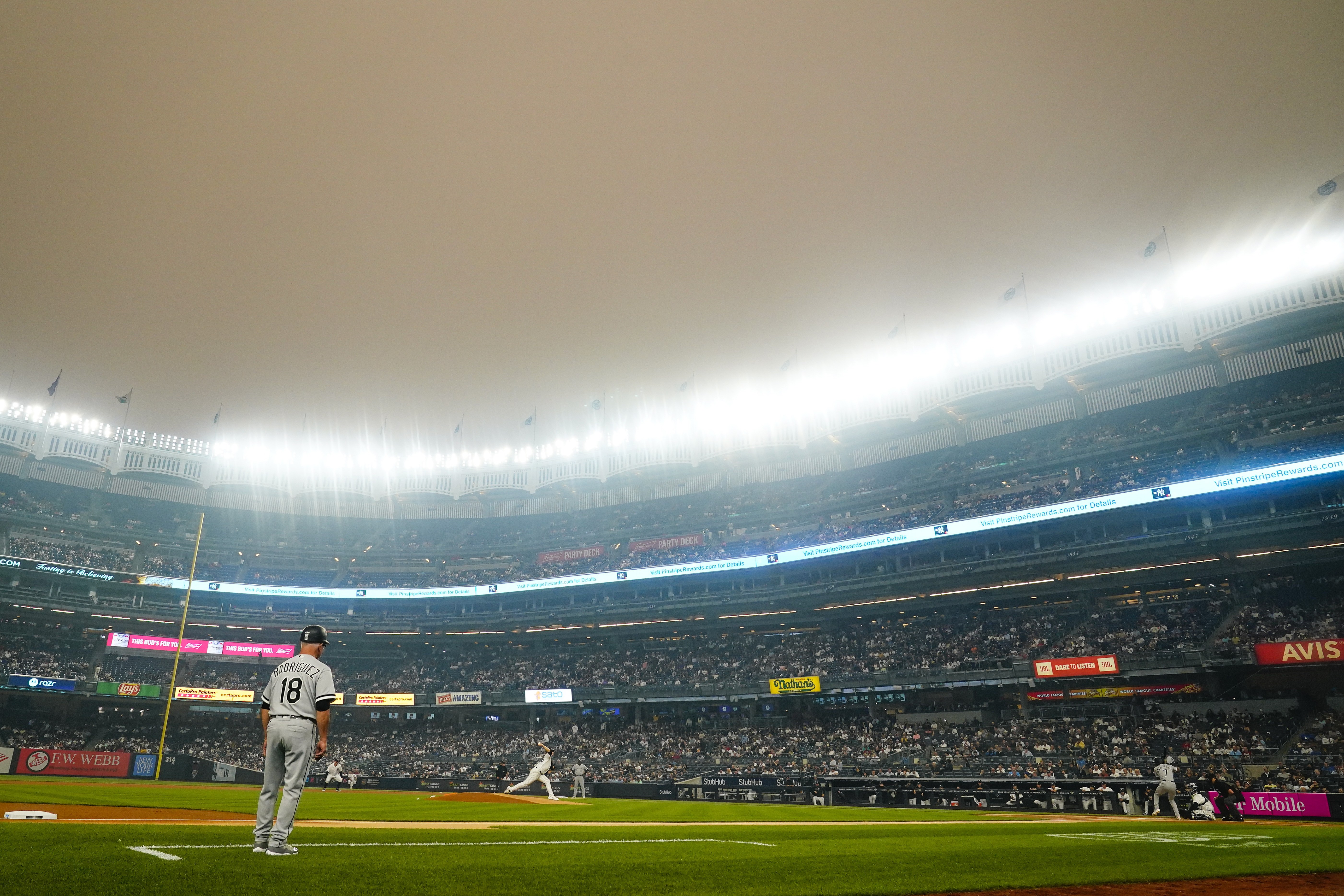 La fumée des incendies de forêt était bien visible au Yankee Stadium mardi.