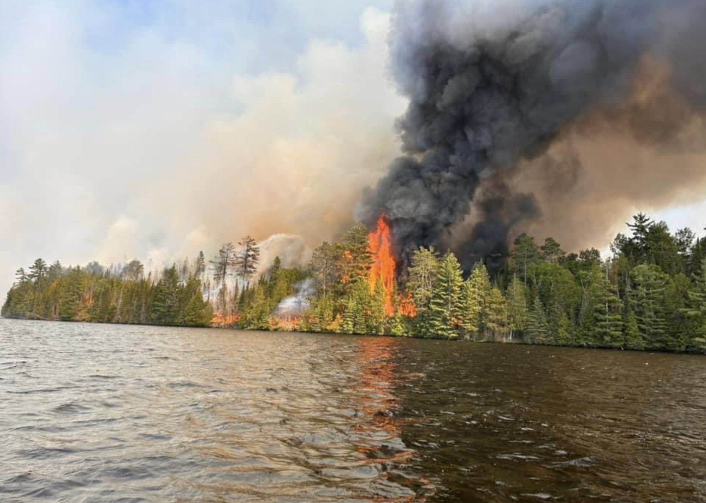 Le canton de Madawaska a annoncé dimanche qu'un avis d'évacuation de 24 heures avait été diffusé pour certains résidants saisonniers autour de l'incendie de 0,5 kilomètre carré, près du lac Centennial, à environ 150 kilomètres à l'ouest d'Ottawa.