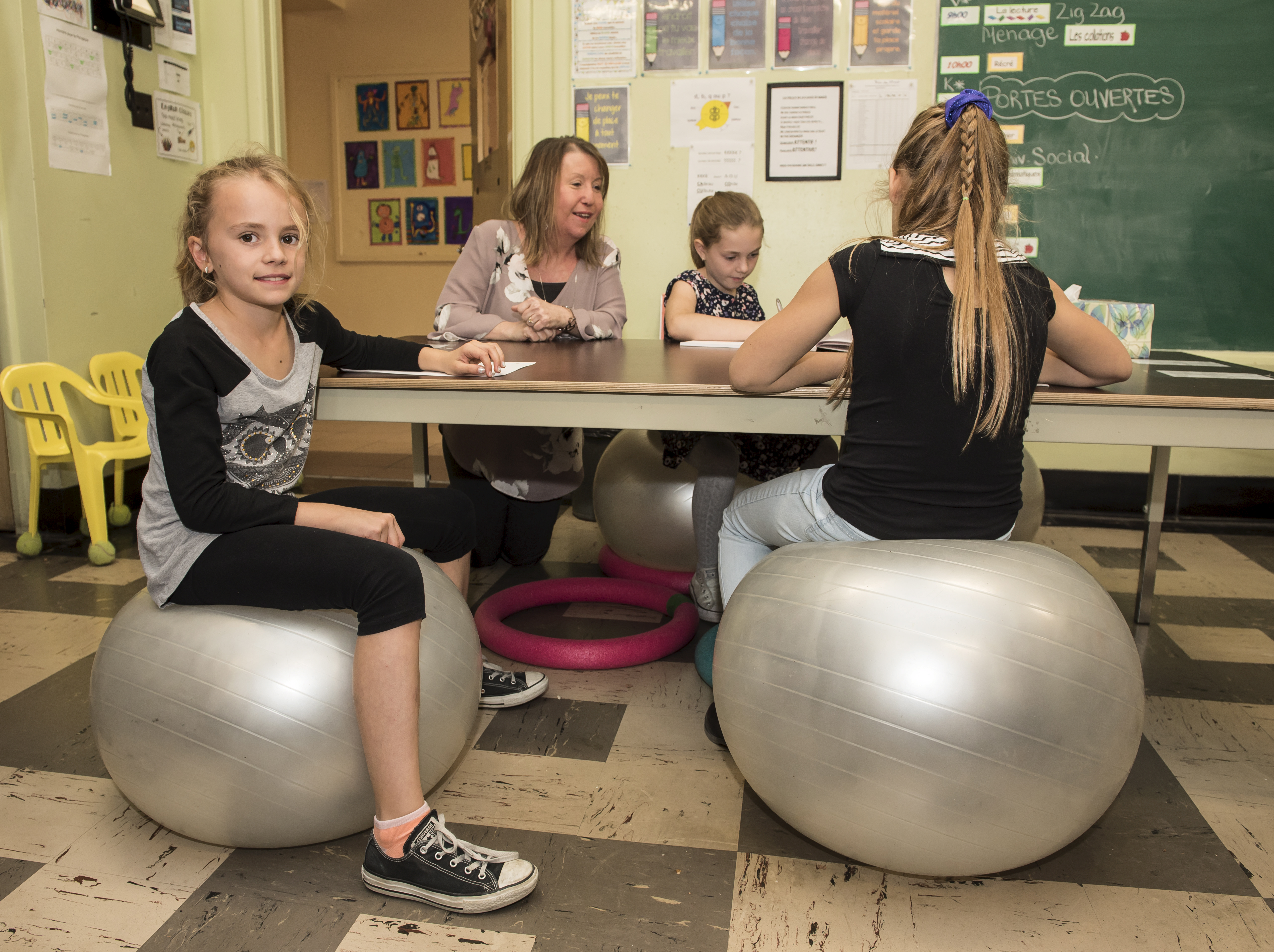 Des enfants concentrés et motivés grâce à la classe flexible ou