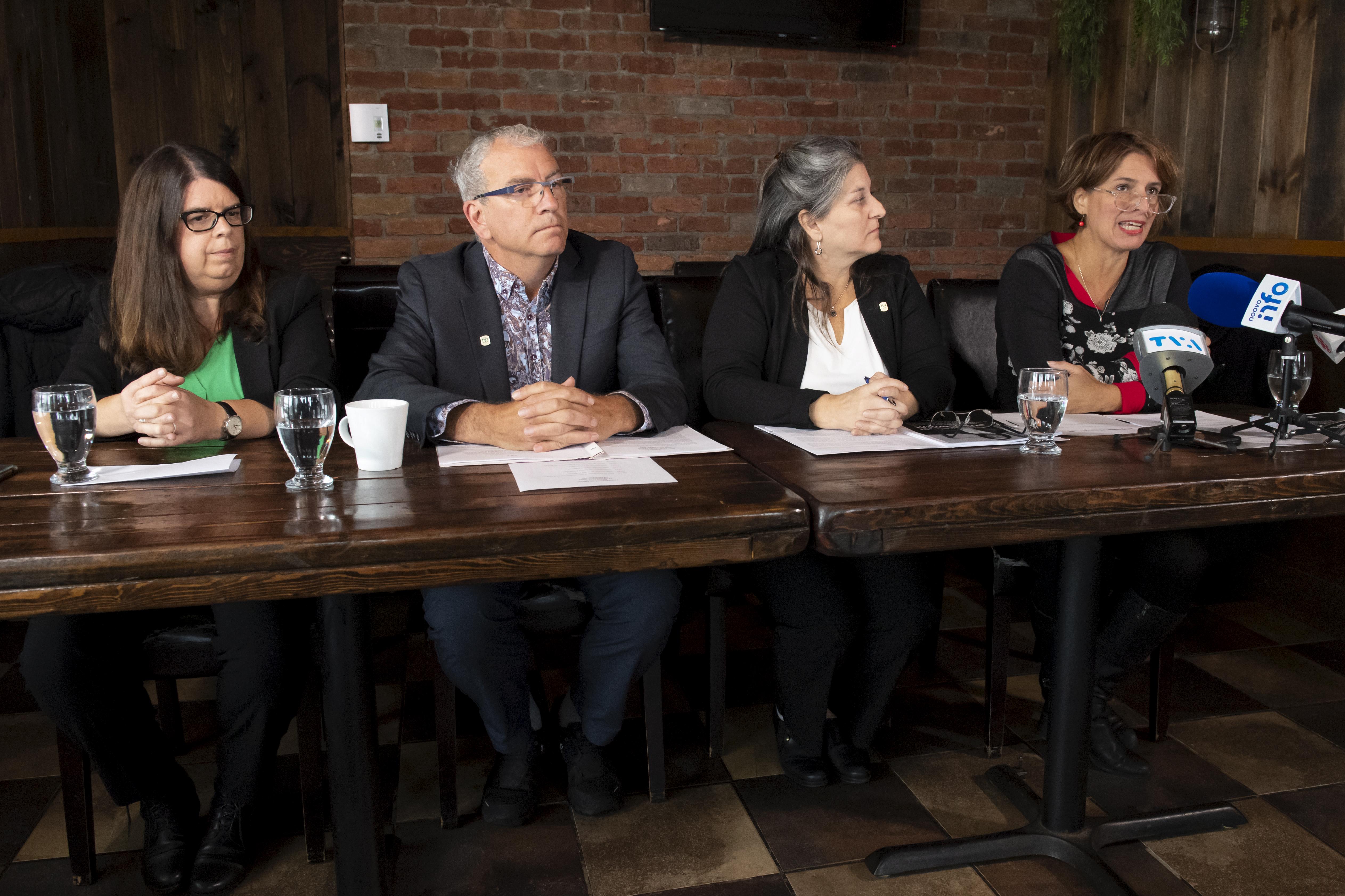 Les élus Annie Godbout, Nancy Robichaud, Hélène Dauphinais et Paul Gingues ont tenu une conférence de presse le 18 novembre pour faire un bilan de la première année de mandat du conseil sherbrookois.