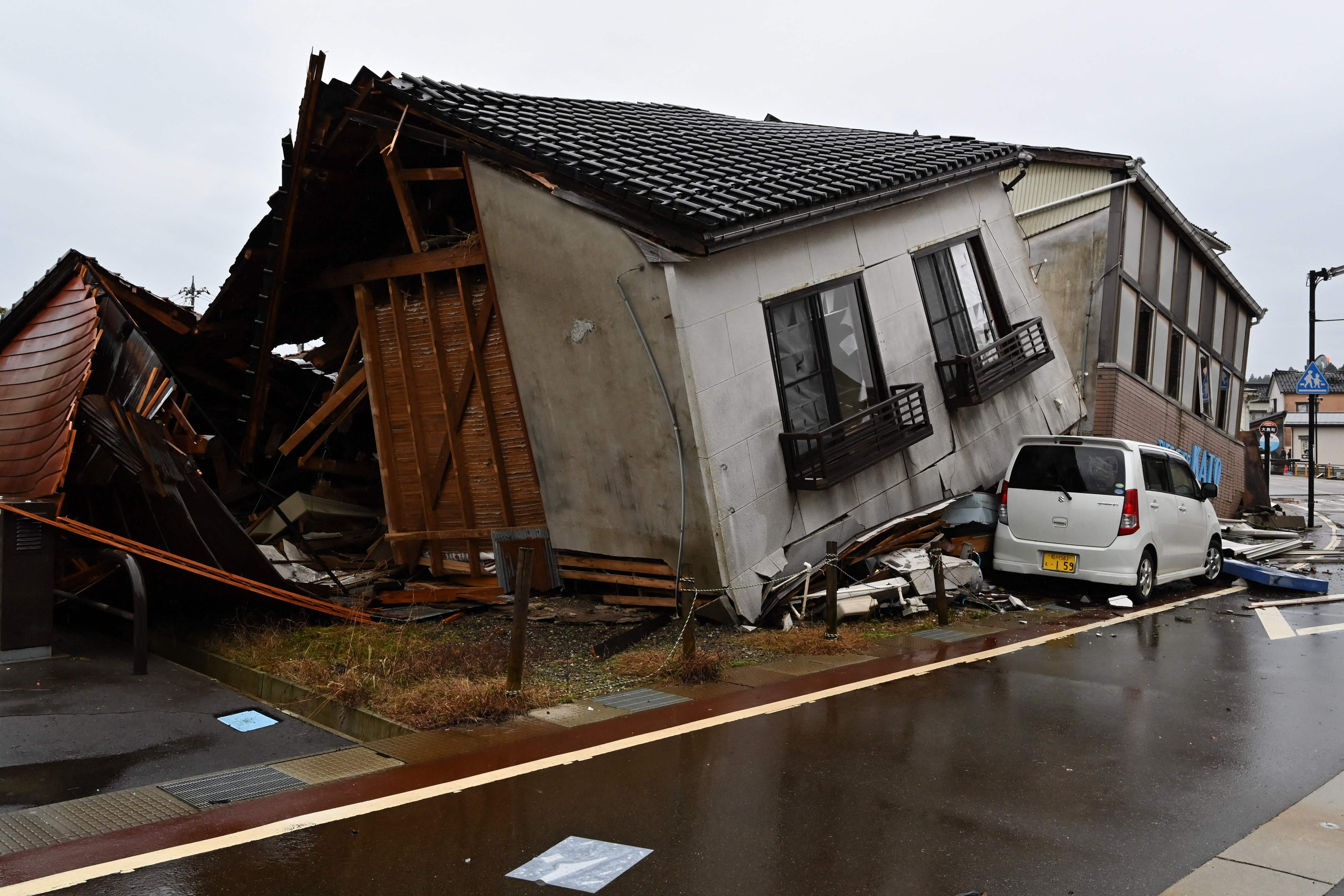 Japon: 73 morts après le séisme du Nouvel An, la pluie complique les secours