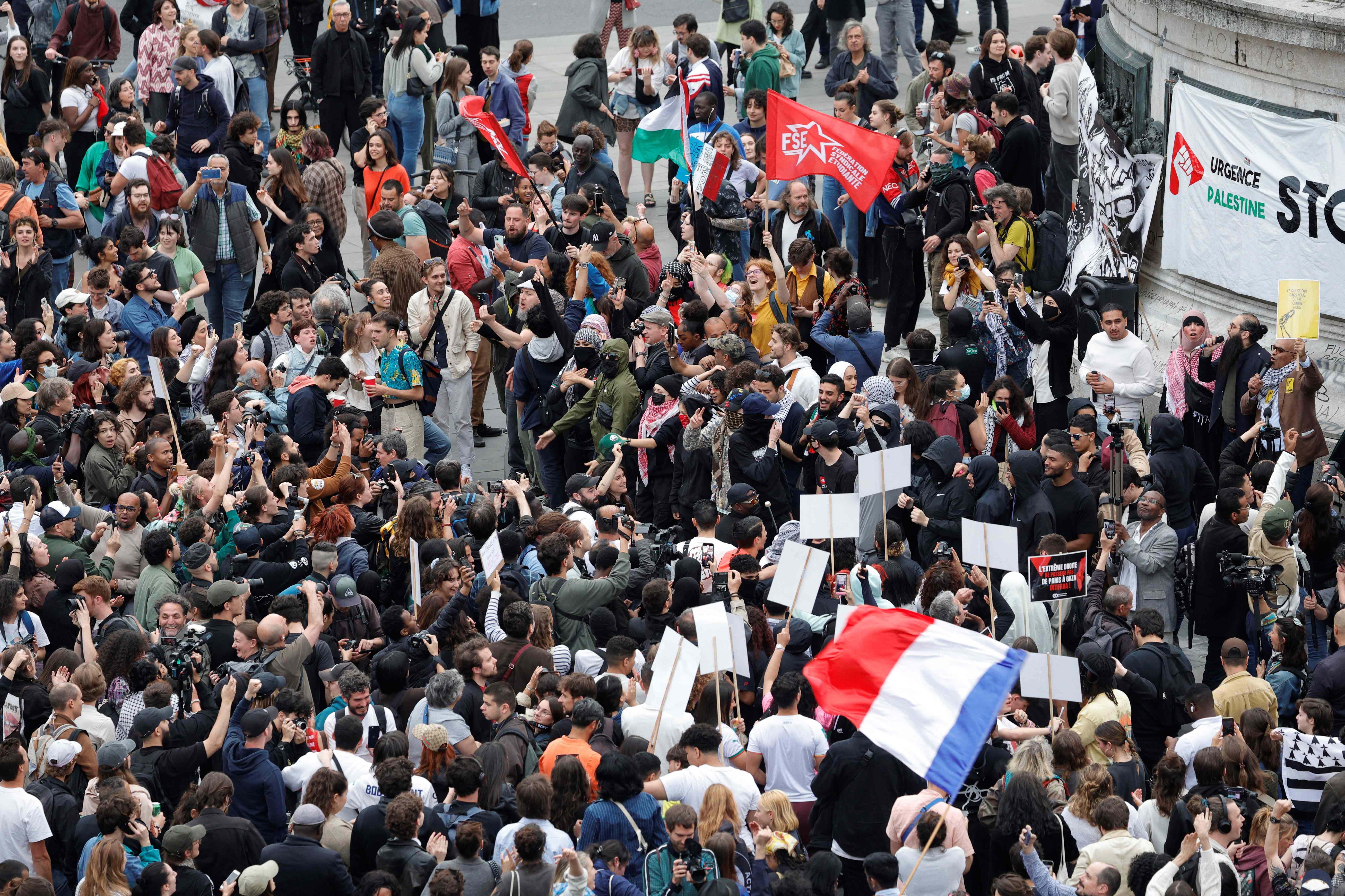 À Paris, des milliers de personnes célèbrent l’arrivée en tête de la gauche