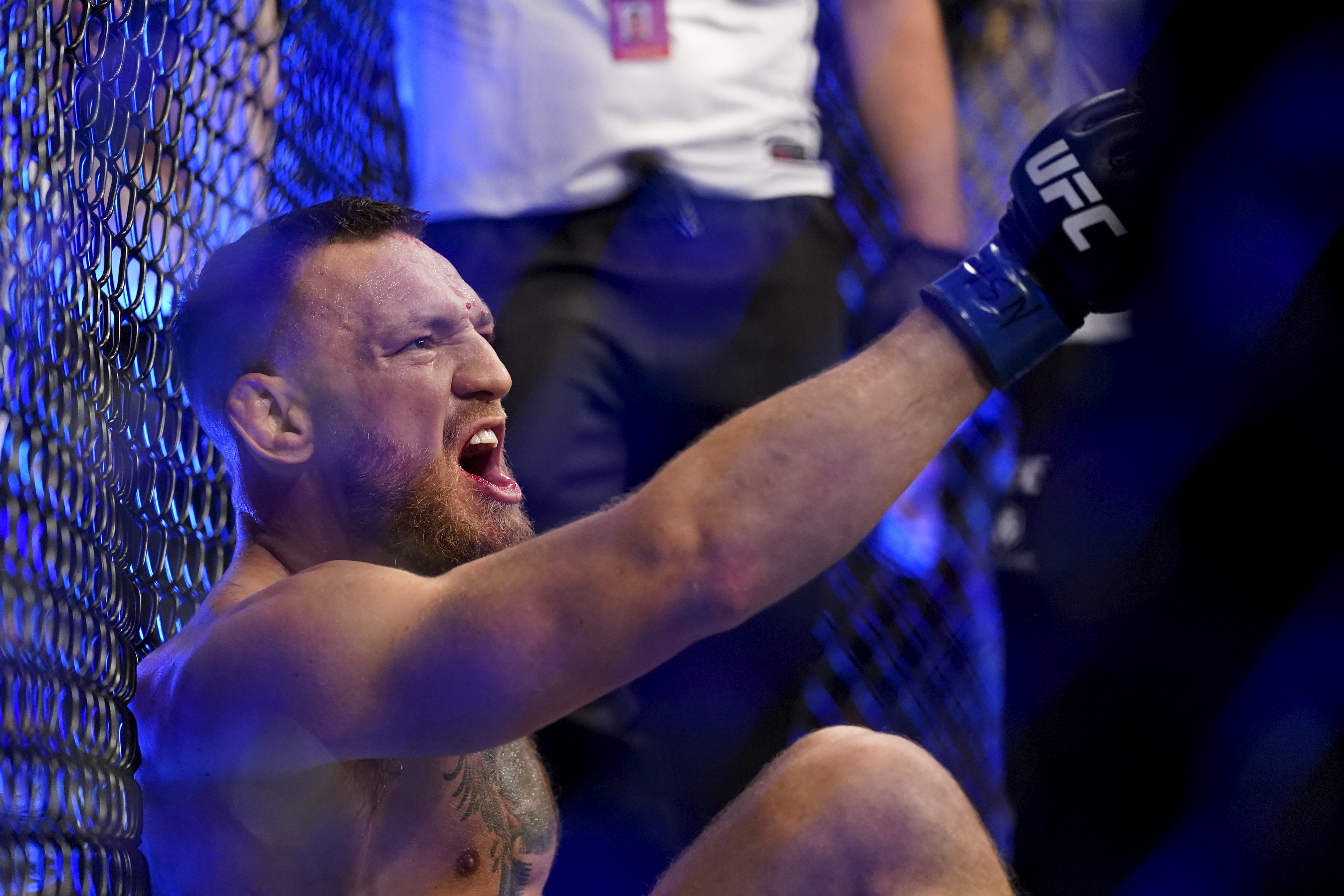 Conor McGregor se blesse gravement la cheville Dustin Poirier l