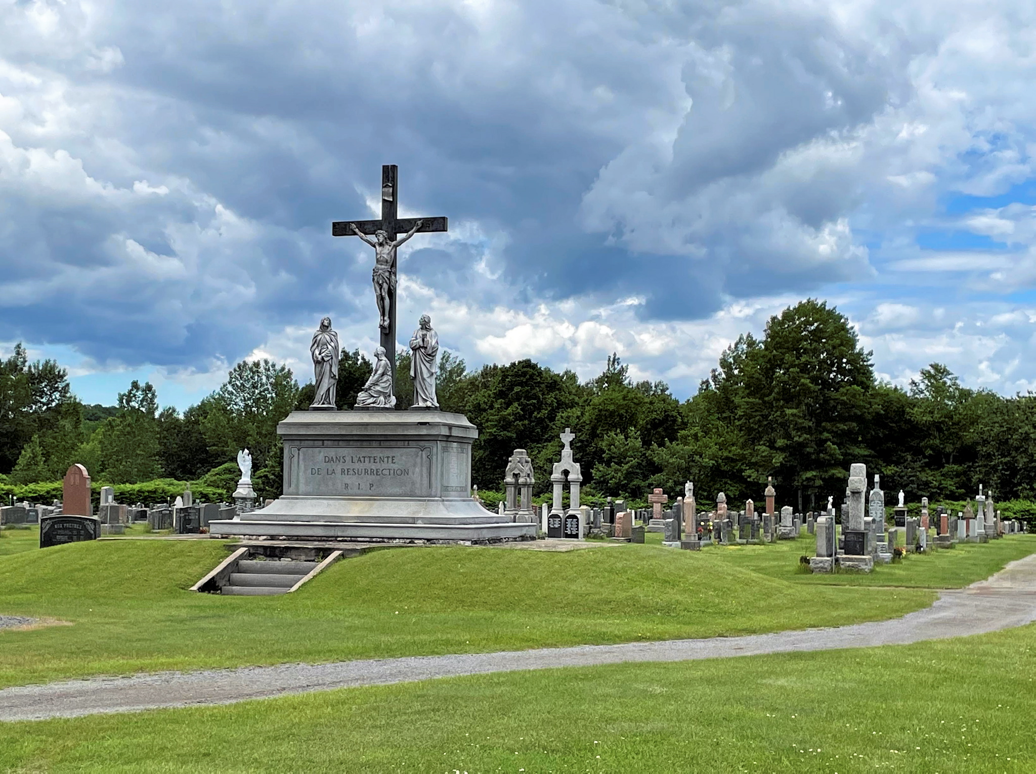 Une centaine de pierres tombales vandalisées dans deux cimetières de  Longueuil