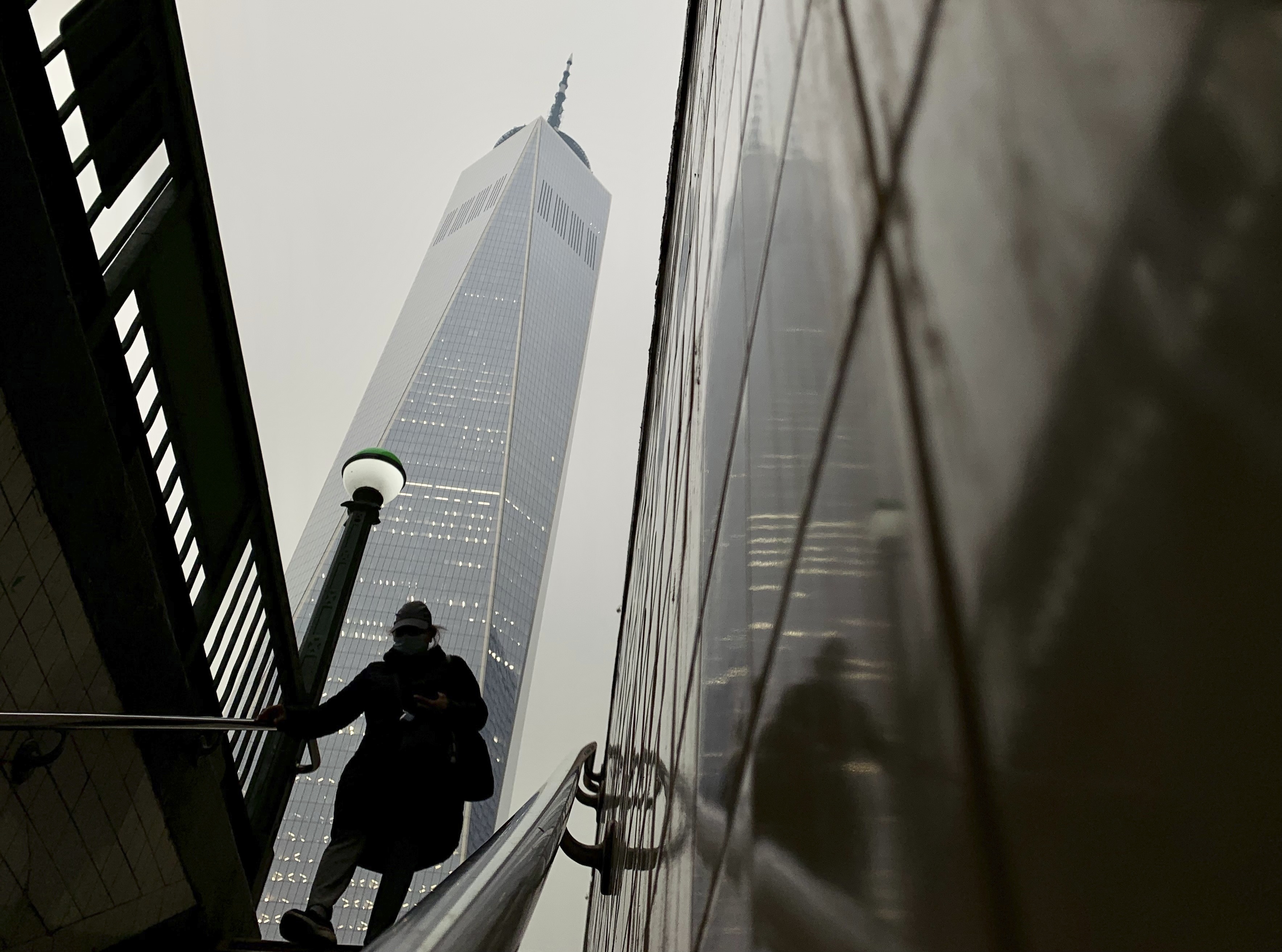 La fumée des incendies de forêt masque partiellement le One World Trade Center à Manhattan, mardi.