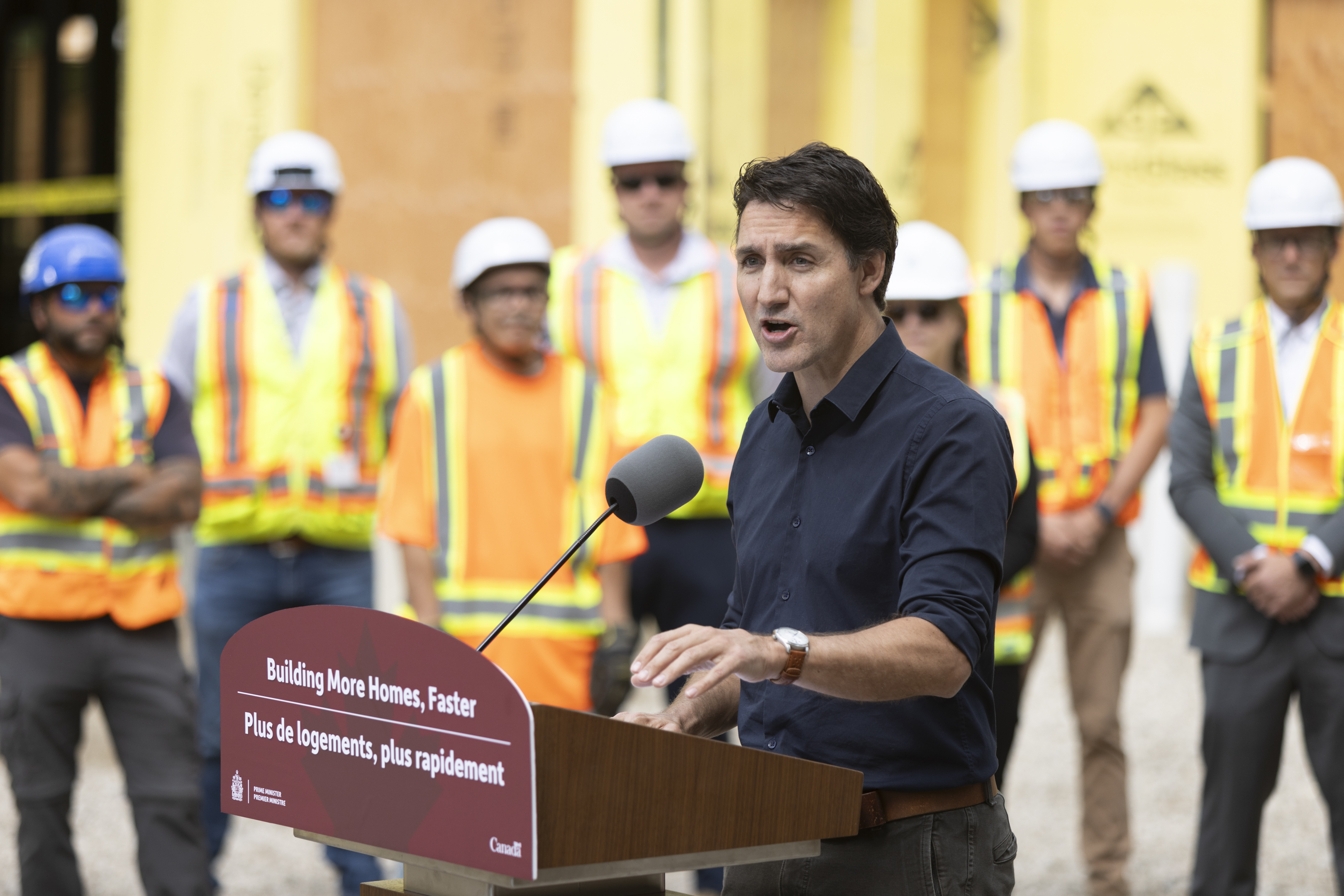 Le premier ministre Justin Trudeau visite le chantier de construction d'un projet de logements abordables à London, en Ontario. le mercredi 13 septembre 2023.