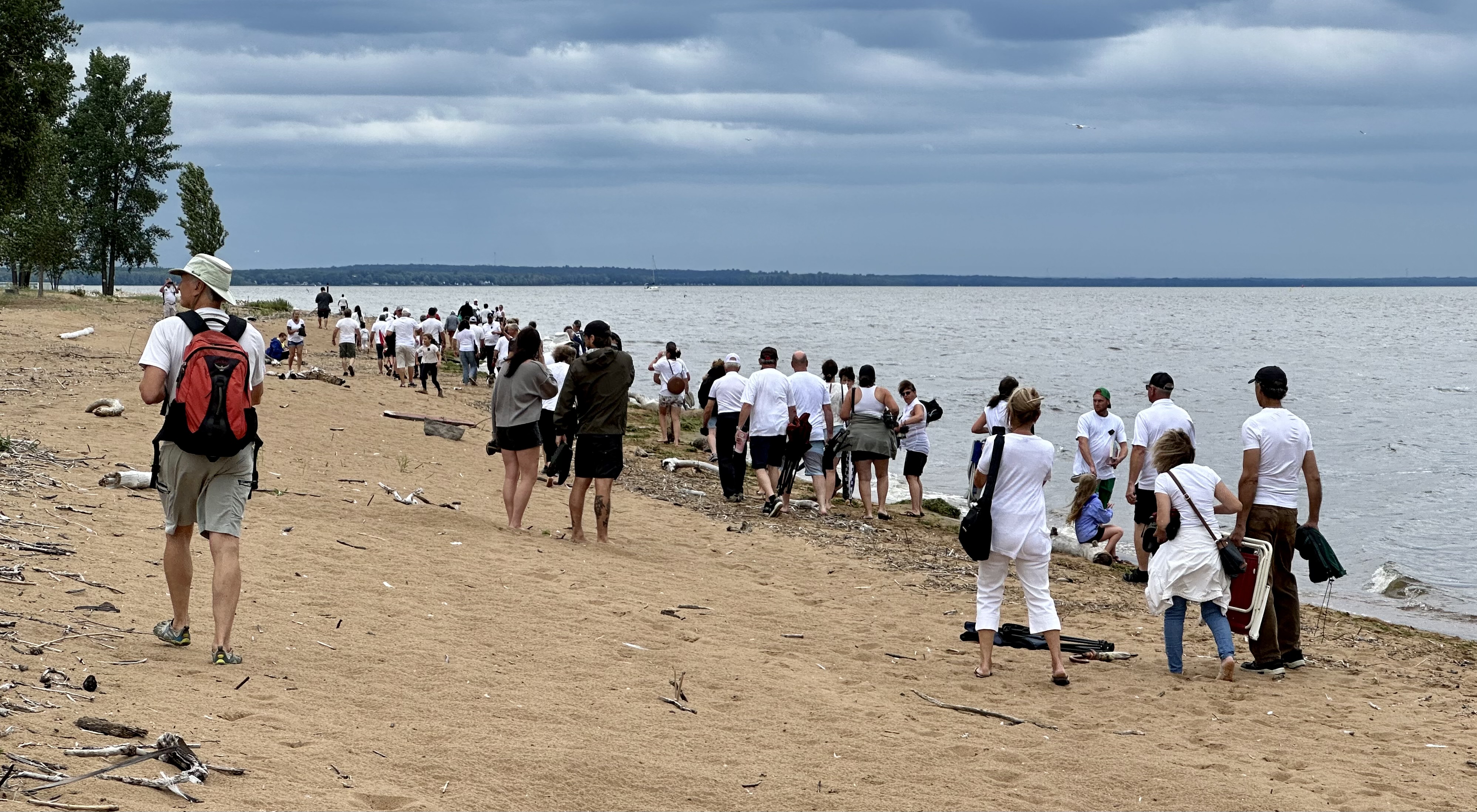 Une centaine de personnes ont manifesté vendredi pour l'accessibilité à la plage de Batiscan