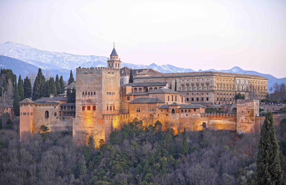L'Alhambra est située sur la colline de la Sabika, qui domine Grenade, et d'où l'on aperçoit au loin les sommets enneigés de la Sierra Nevada.