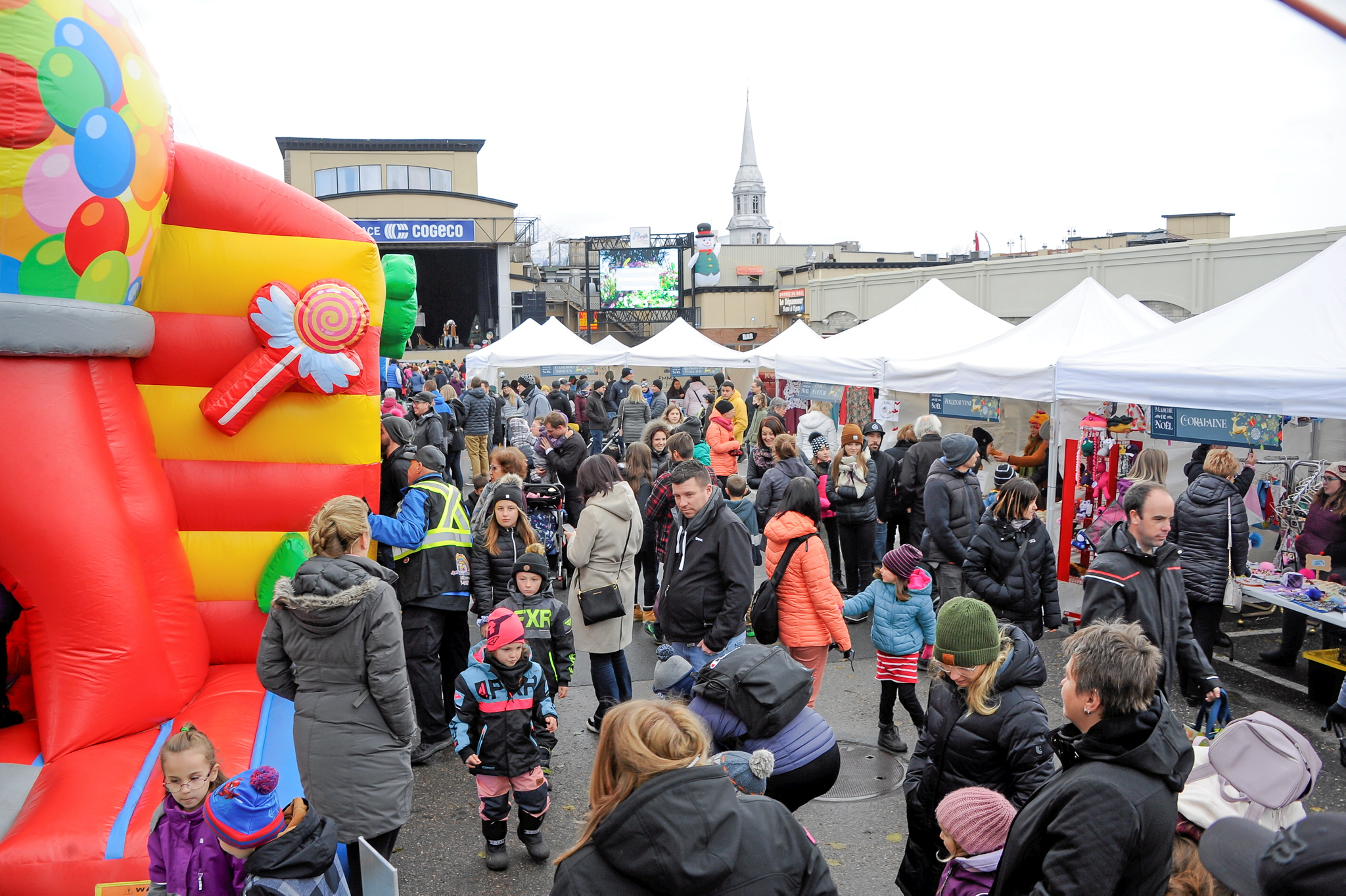 Un marché de Noël extérieur à Alma