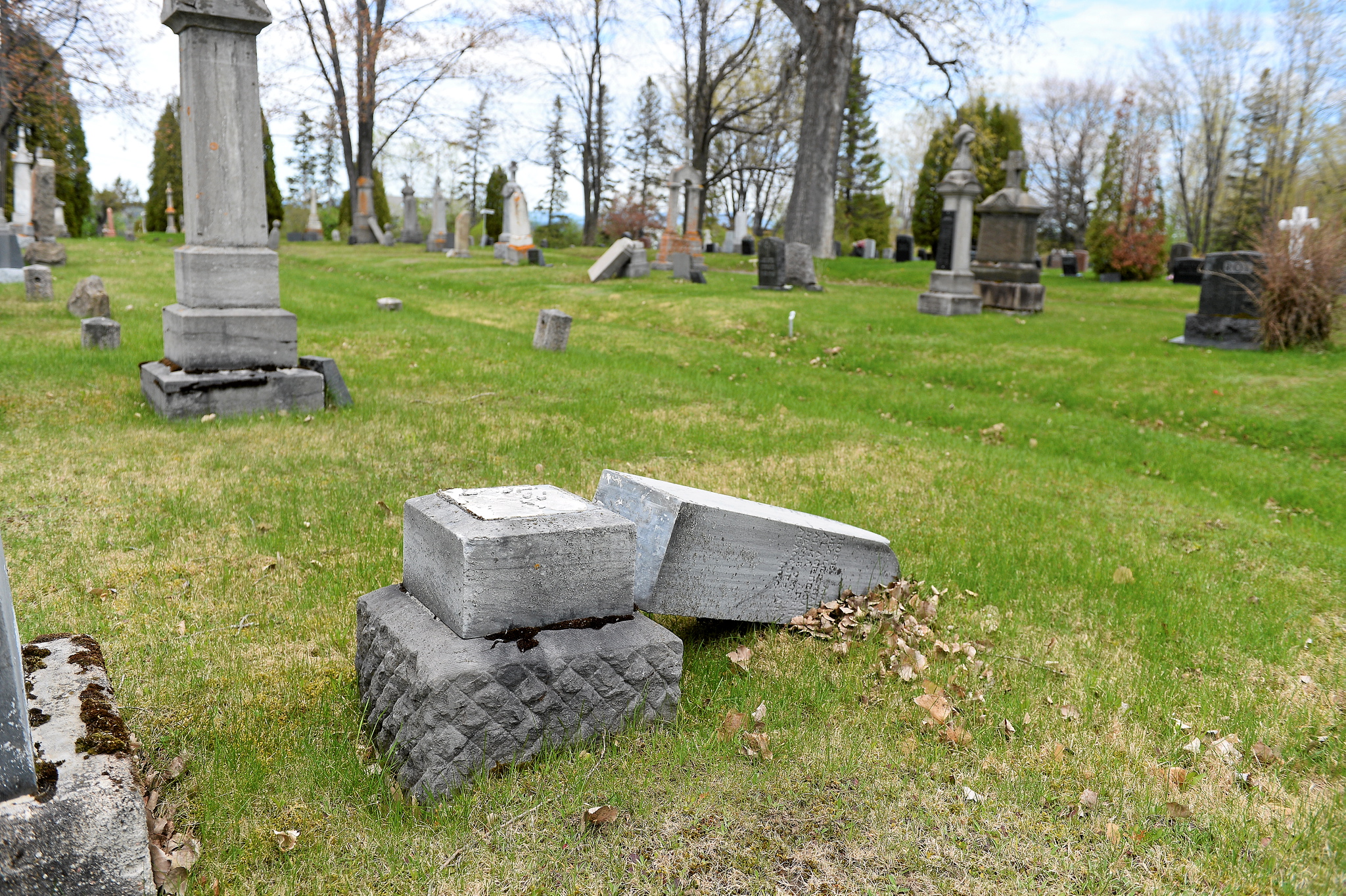 Une centaine de pierres tombales vandalisées dans deux cimetières de  Longueuil