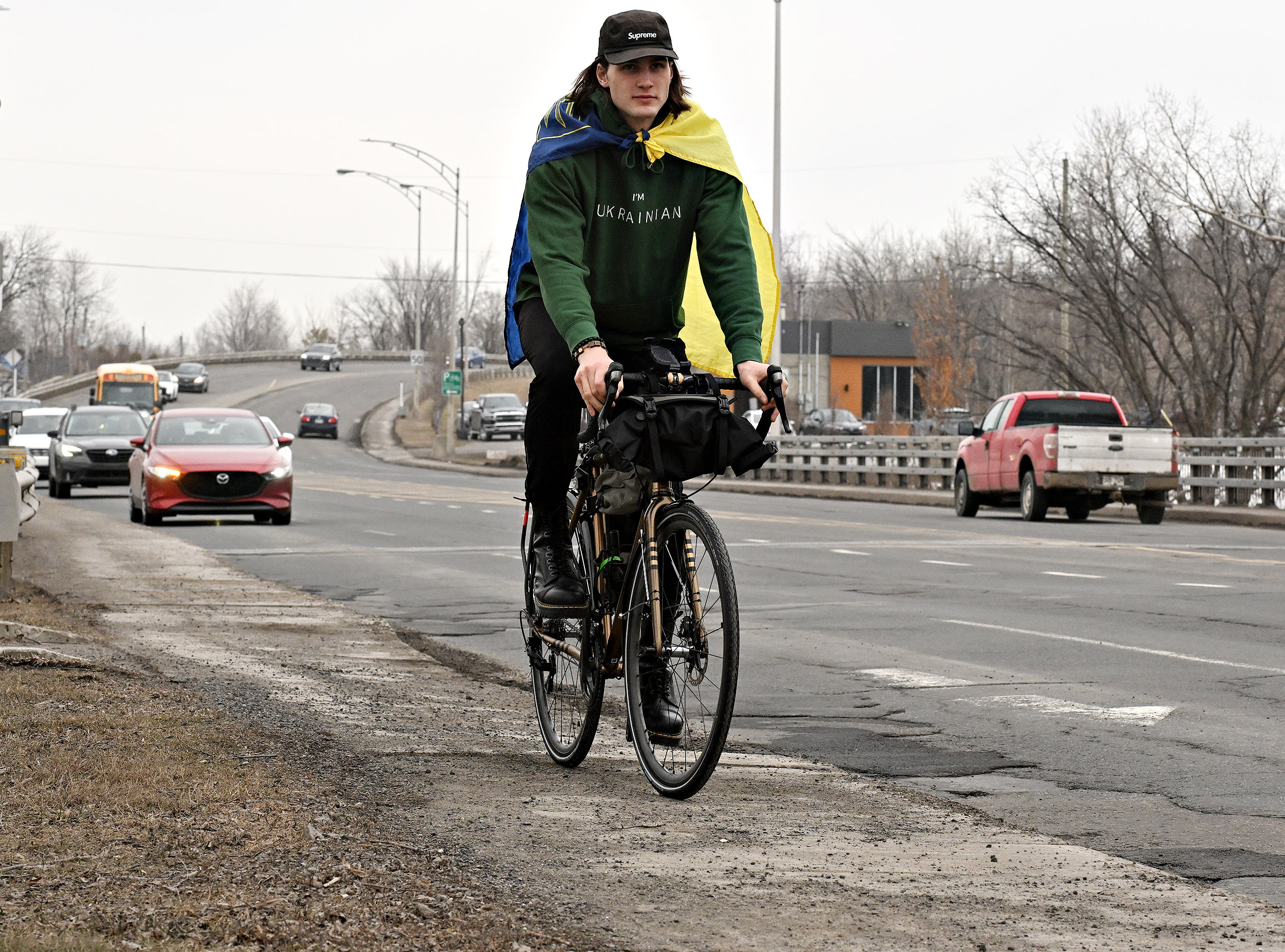 Quebec - Dariy Khrystyuk un jeune cycliste ukrainien qui fait le tour du Canada à Vélo - 11/04/2023 - le 11 Avril 2023 