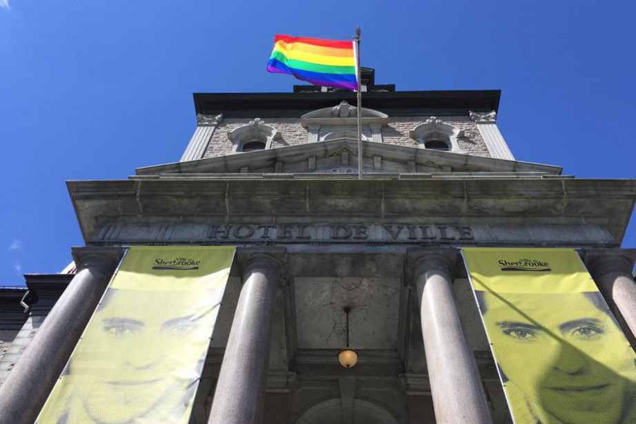 Un drapeau LGBTQ + va flotter sur le parvis de la mairie de