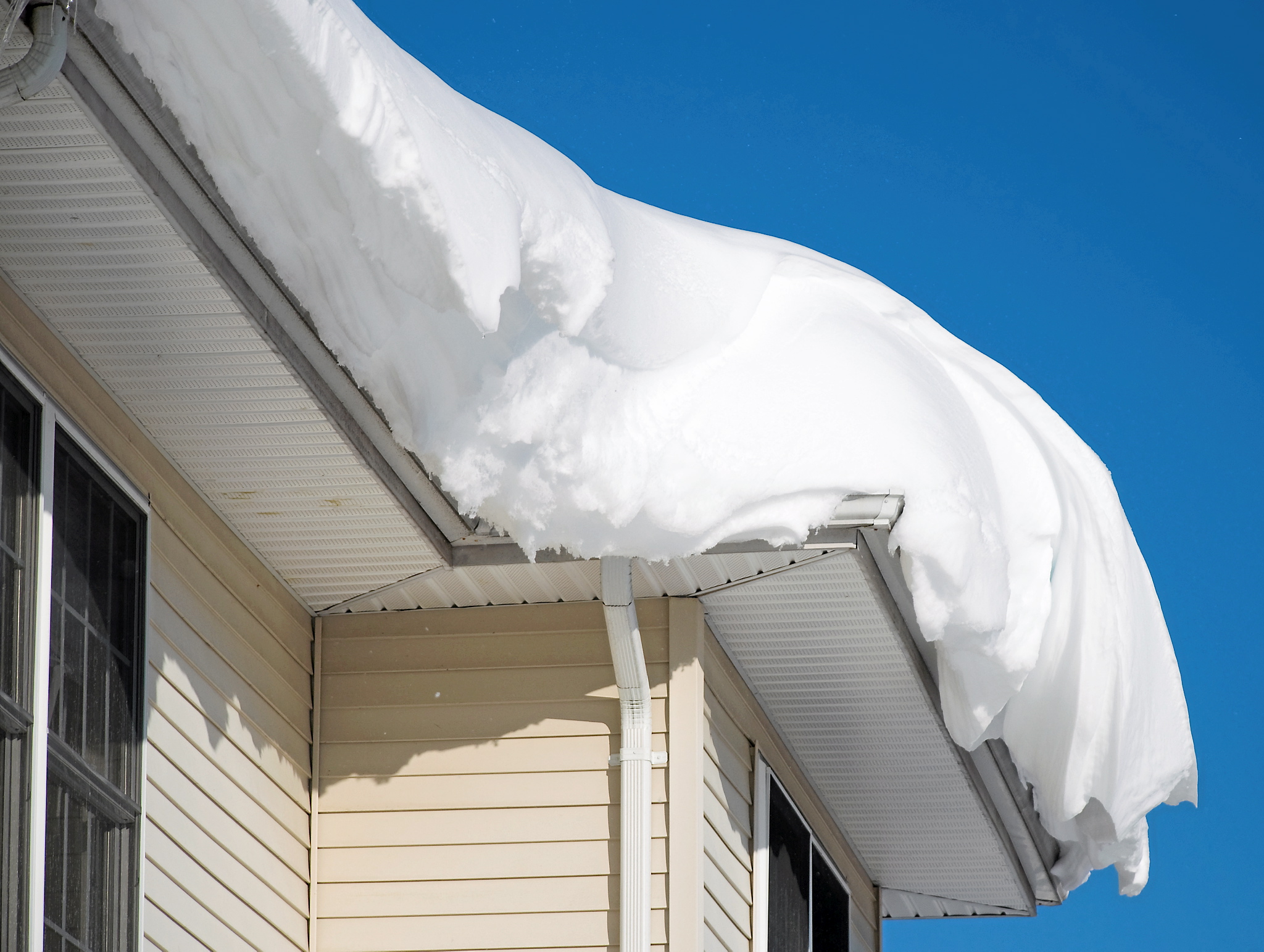 Comment déneiger un toit plat : astuces et étapes sécurisées