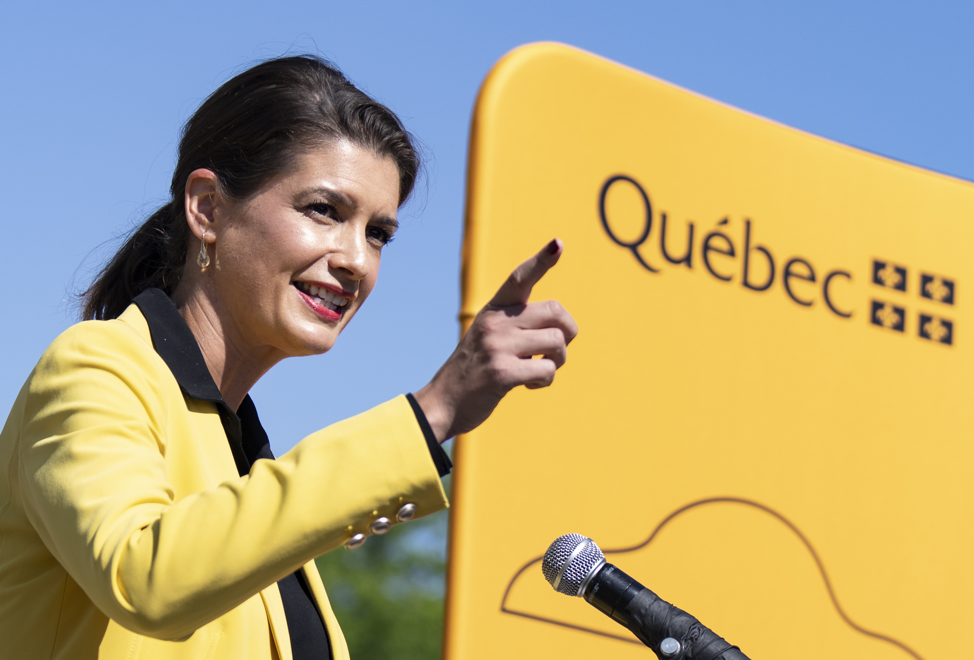La vice-première ministre et ministre des Transports et de la Mobilité durable, Geneviève Guilbault, parle des nouvelles mesures de sécurité routière lors d'une conférence de presse à Montréal, le mardi 22 août 2023.