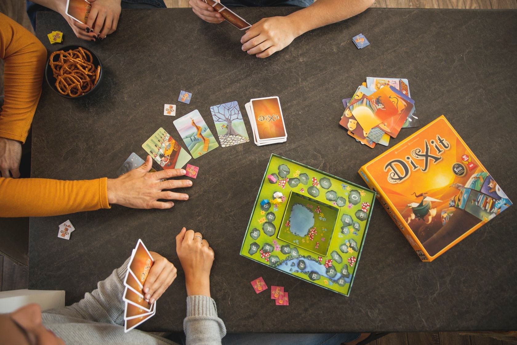 Dixit, superbe jeu de société de reflexion, imagination et intuition.