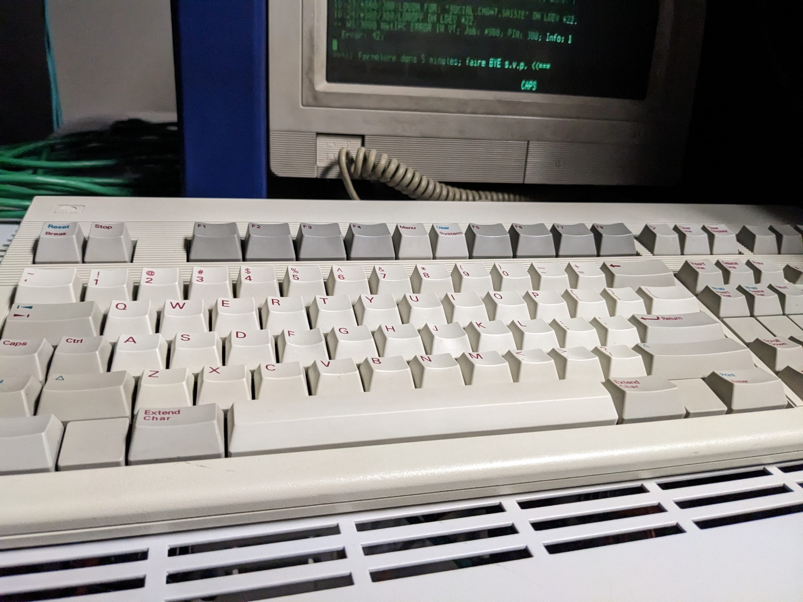 Avec son écran cathodique où l’écriture verte apparaissait sur un fond noir et son clavier rétro, l’ordinateur hébergeant le système HP 3000 de l’Hôpital de Gatineau cachait bien mal son âge.