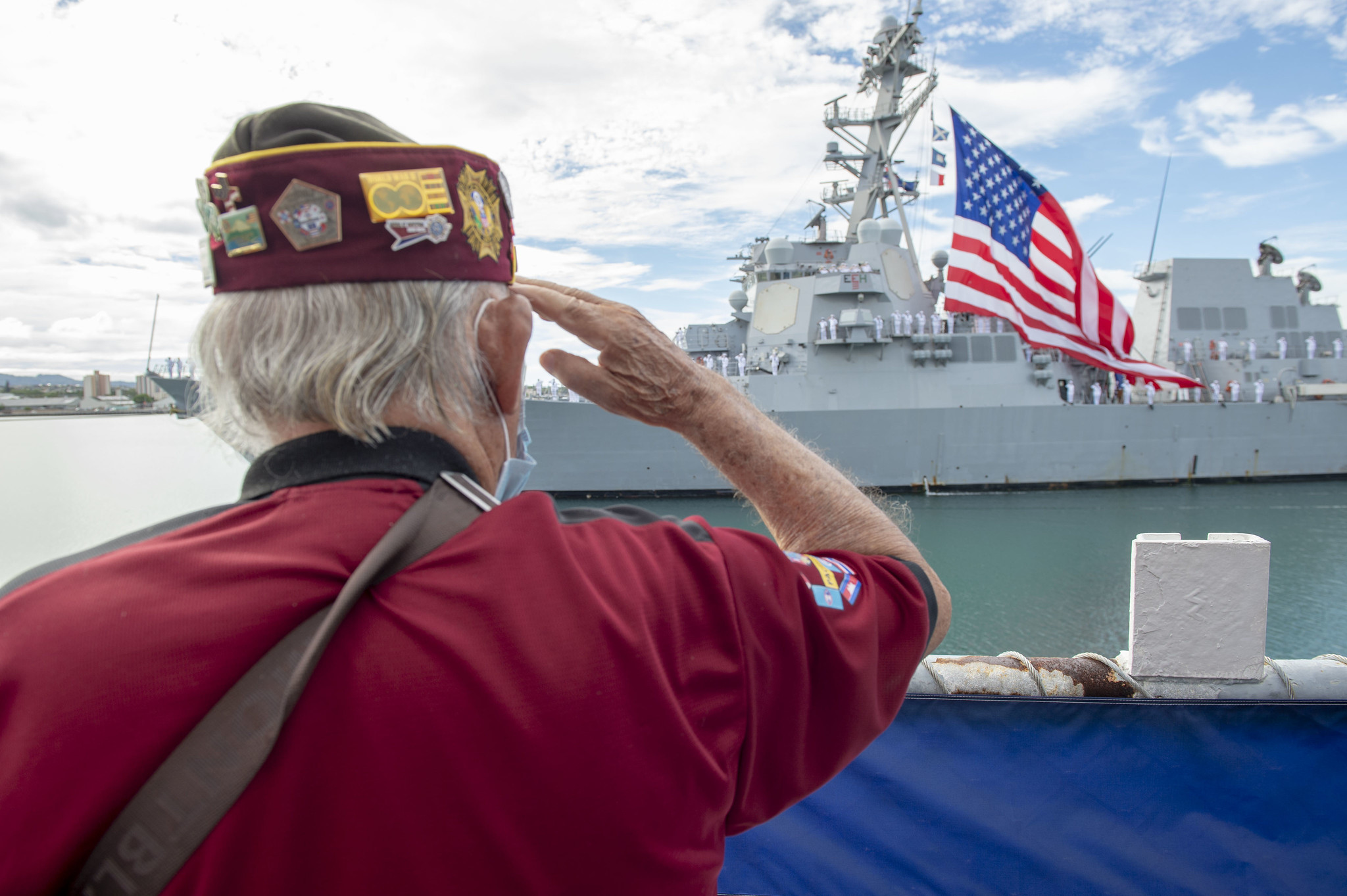 Military veteran Wendell Newman salutes the guided-missile destroyer USS Michael Murphy (DDG 112) during the pass in review portion of the 75th anniversary of the End of World War II commemoration ceremony at Pearl Harbor, Hawaii, Sept. 2, 2020. (MC1Gilbert Bolibol/Navy)