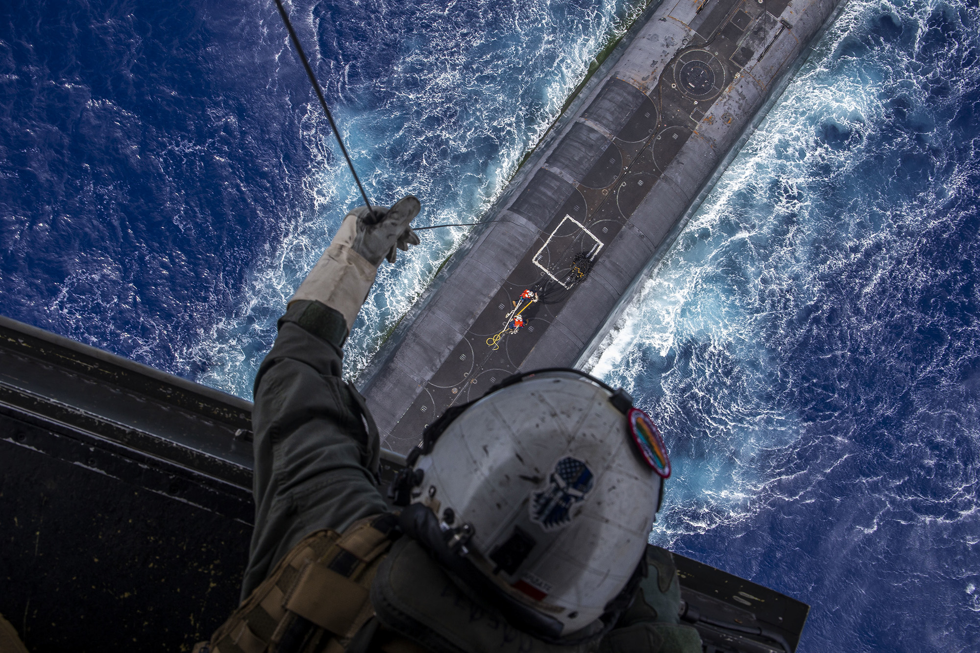 Staff Sgt. Ruben Arzate lowers a payload from an MV-22B Osprey to the Ohio-class ballistic-missile submarine USS Henry M. Jackson (SSBN 730) in the vicinity of the Hawaiian Islands on Oct. 21, 2020. (Cpl. Matthew Kirk/Marine Corps)