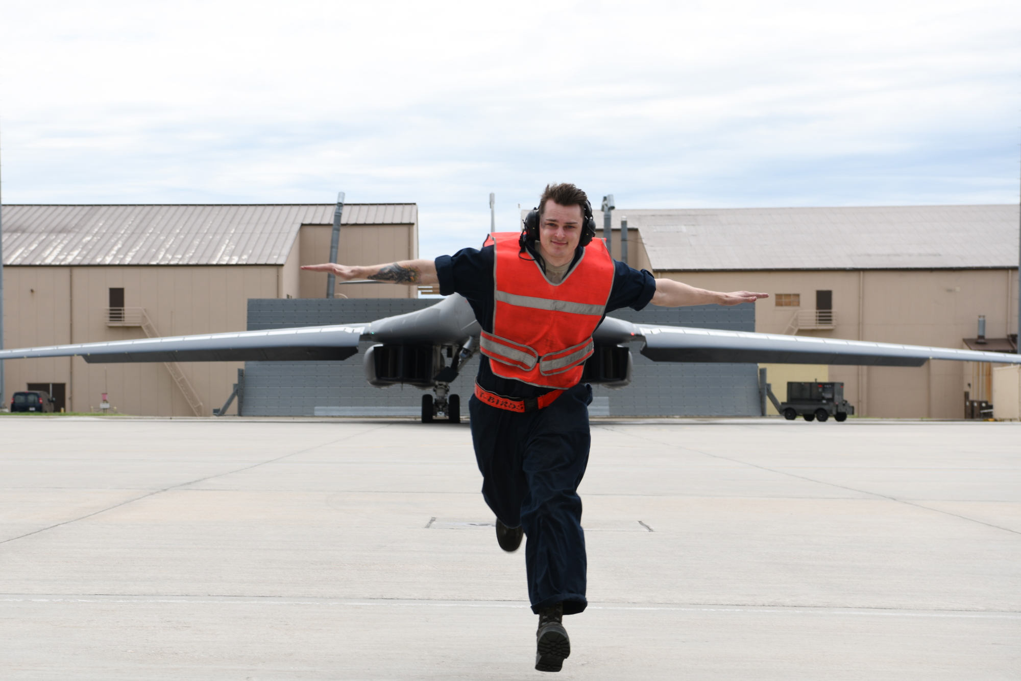 A crew chief from the 28th Aircraft Maintenance Squadron, Ellsworth Air Force Base, S.D., prepares to taxi a B-1B Lancer before an approximately 29-hour long-range, long-duration, strategic bomber mission to the U.S. European Command area of responsibility, May 28, 2020. (Senior Airman Nicolas Z. Erwin/Air Force)