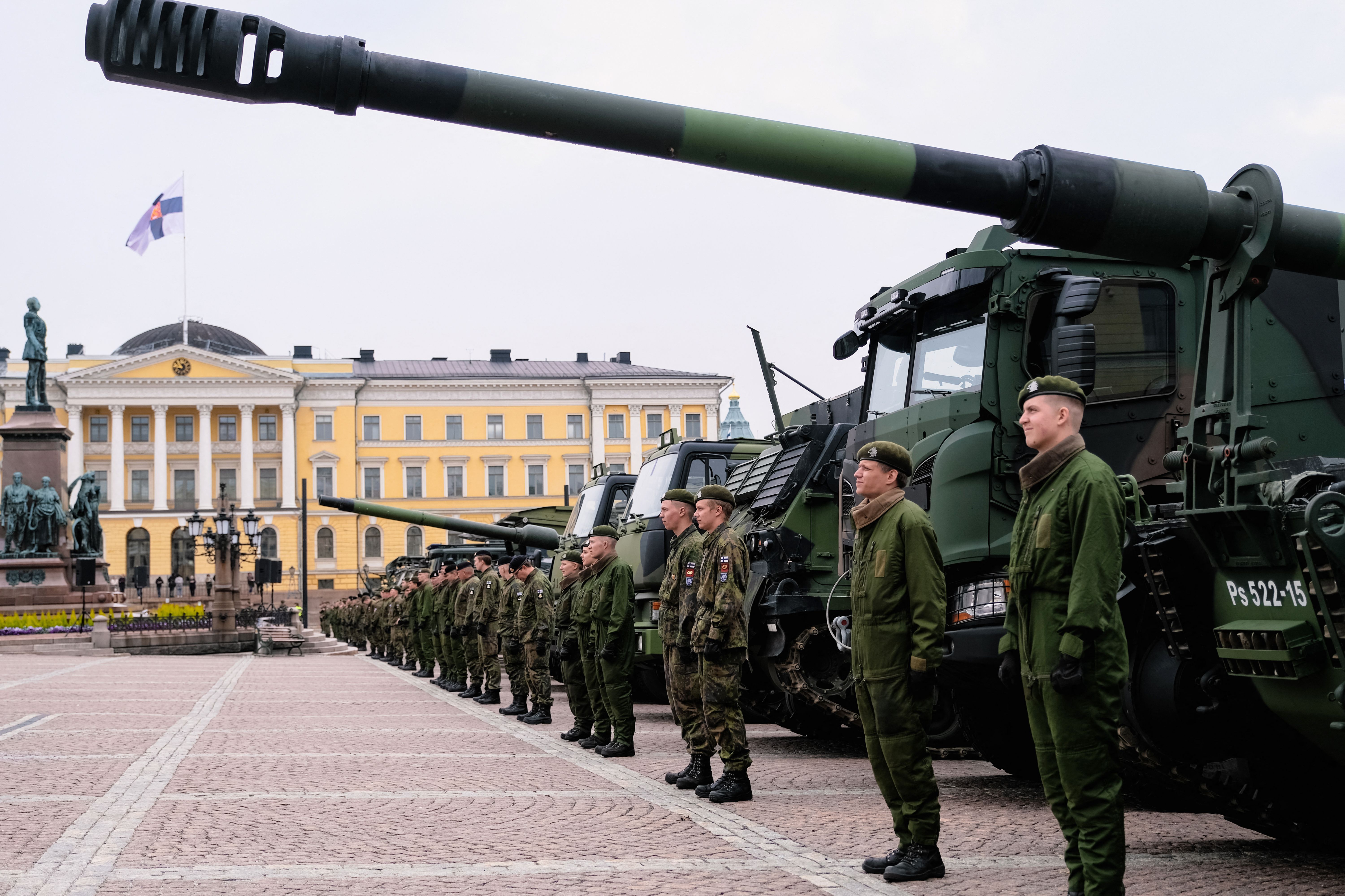 Новости финляндии на русском. Военные НАТО. Парад девушки НАТО.