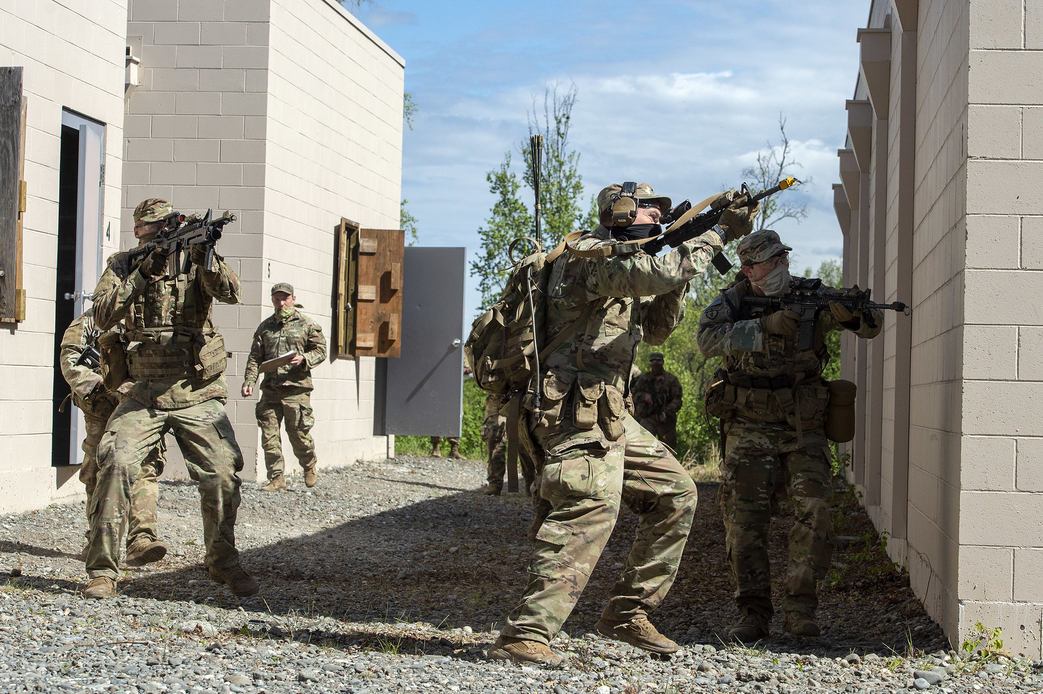 Paratroopers react to simulated enemy contact while clearing buildings May 20, 2020, during squad training at Joint Base Elmendorf-Richardson, Alaska. (Alejandro Peña/Air Force)