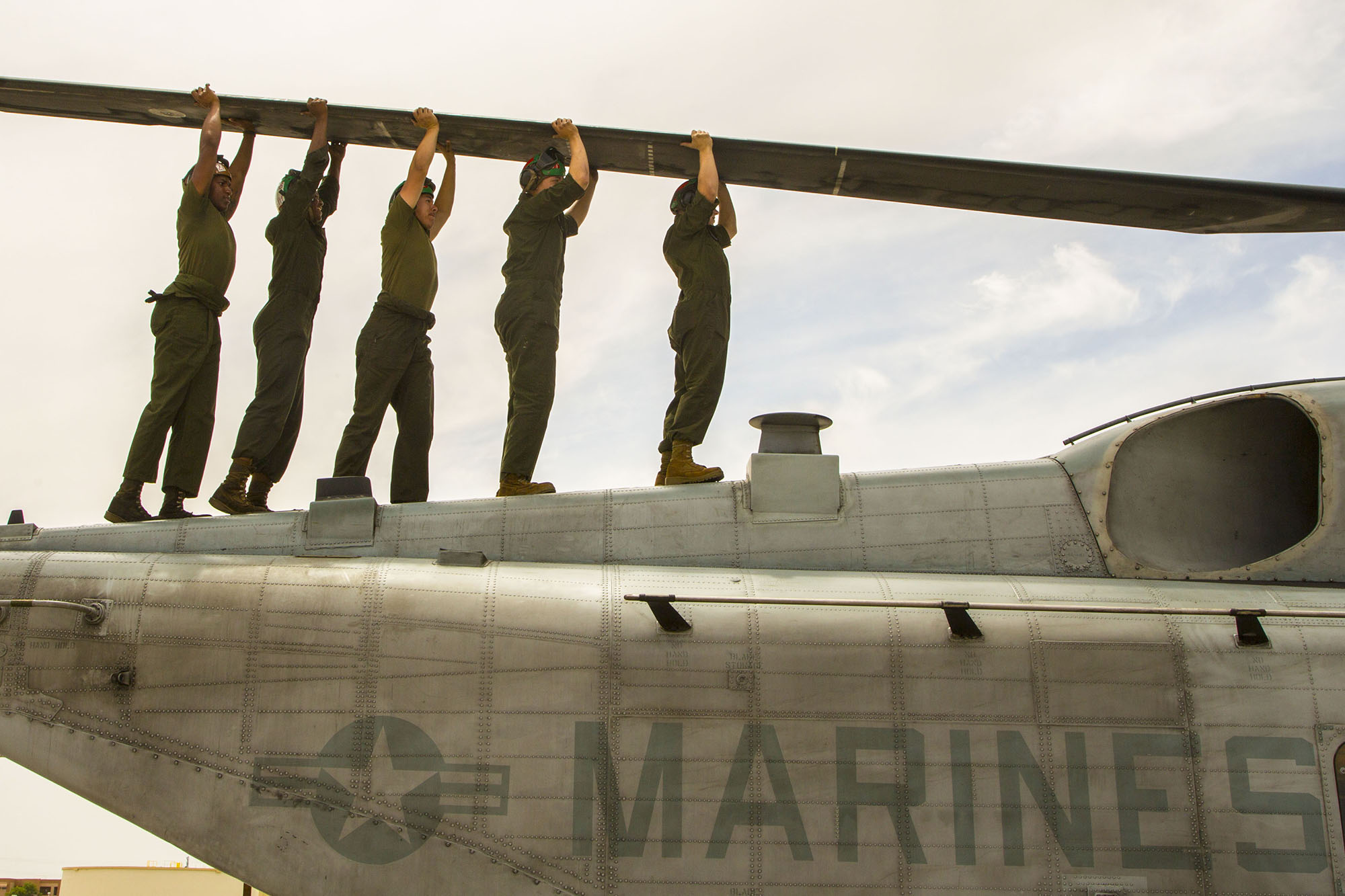 U.S. Marine Corps CH-53E aircraft maintainers perform routine maintenance at Naval Air Station Fallon, Nev., June 16, 2021. (Lance Cpl. Rachaelanne Woodward/Marine Corps)