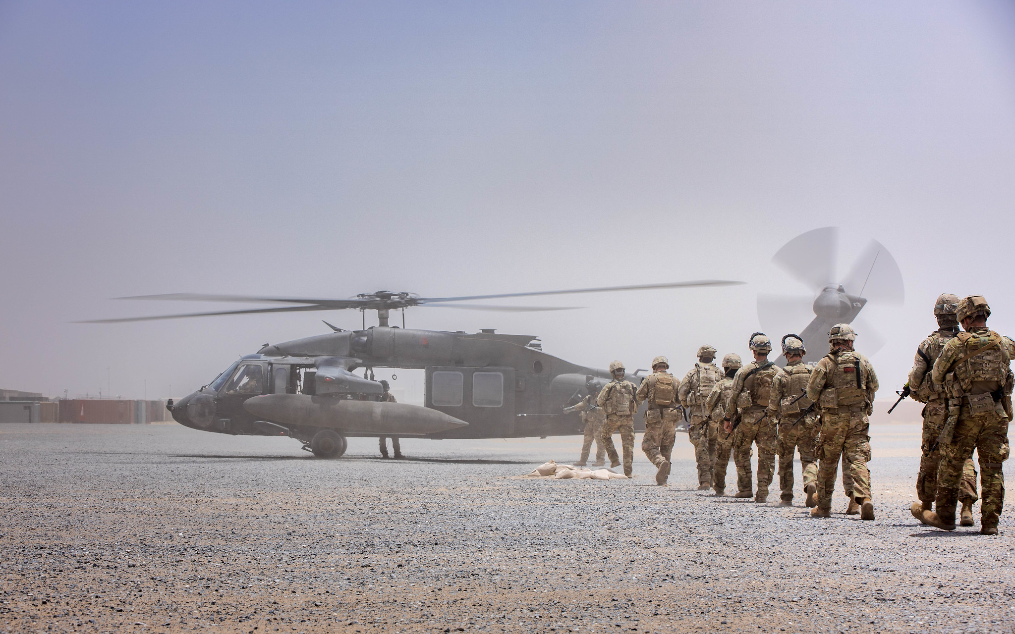 Soldiers from Charlie Company, 4-118 Infantry Regiment, 30th Armored Brigade Combat Team conduct squad assault lanes using aviation support for extraction while deployed in the Central Command area of responsibility for Operation Spartan Shield on May 21, 2020. (Maj. David House/National Guard)