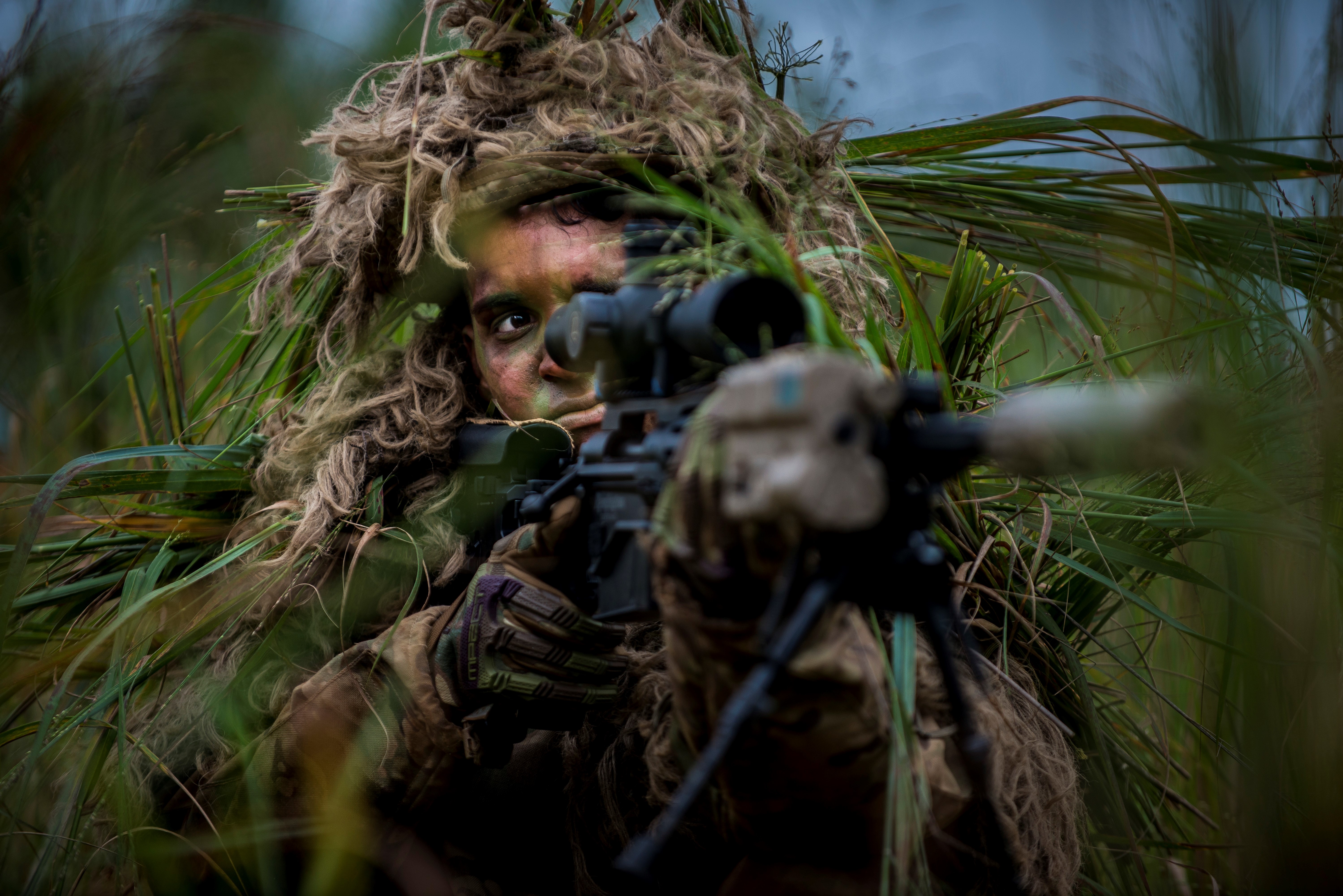 Снайперы секунду назад. Снайперский Гилли. Снайпер РФ В Гилли арт. Профессиональный снайпер. Снайпер в джунглях.