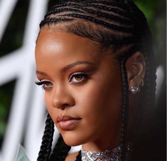 Rihanna se deja ver sin maquillaje en primera selfie del año