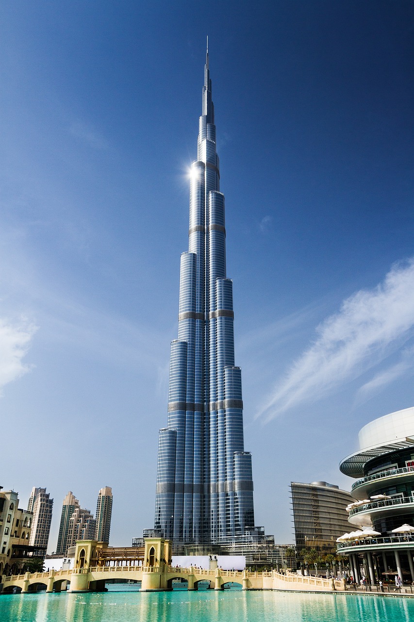 uma esplêndido, moderno arranha-céu torre sobe alta e brilhando contra uma  claro, transparente fundo, exibindo Está grandeza e excelência dentro  arquitetura.generativa ai 23575278 PNG