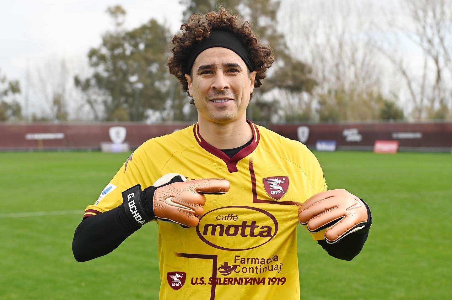 Guillermo Ochoa intercambia camiseta con el pitcher José Urquidy