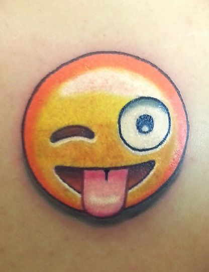 FOTOS: 17 tatuajes de emojis que seguramente les encantarán – Publimetro  Chile