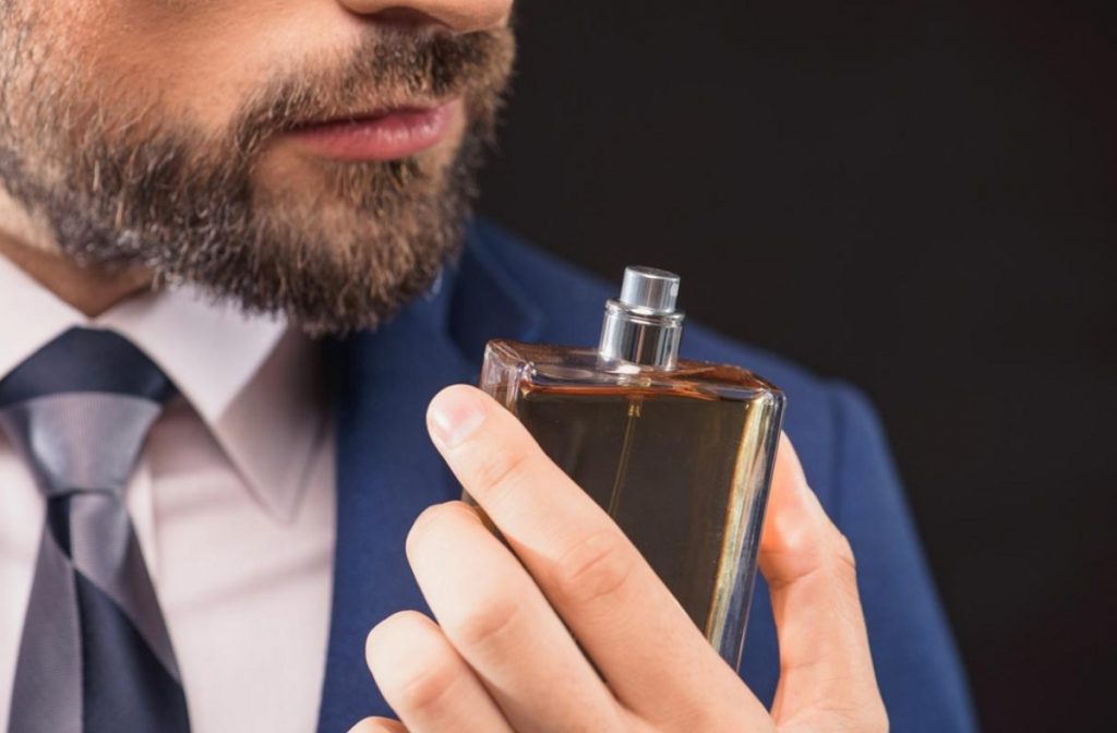 Perfumes de hombre con un costo reducido que debes probar