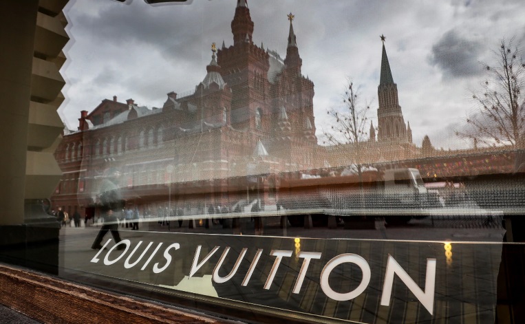 Venden por 63 000 dólares un bolso microscópico de imitación de Louis  Vuitton
