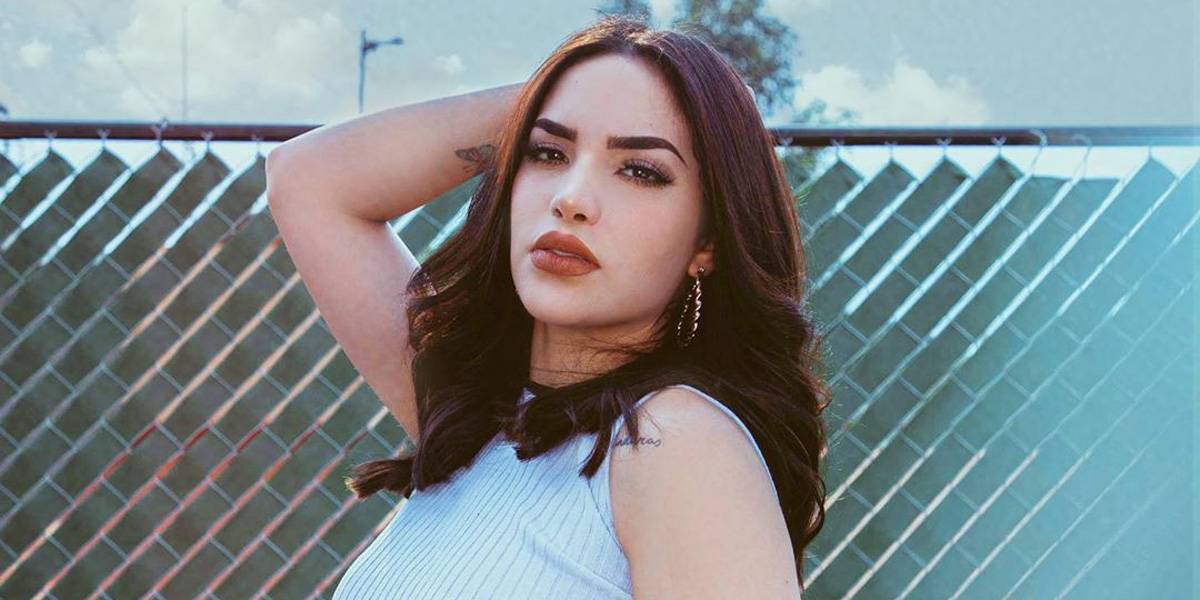 Kimberly Loaiza luce un mini vestido blanco con tenis Gucci de 20 mil pesos  y posa como Kylie Jenner