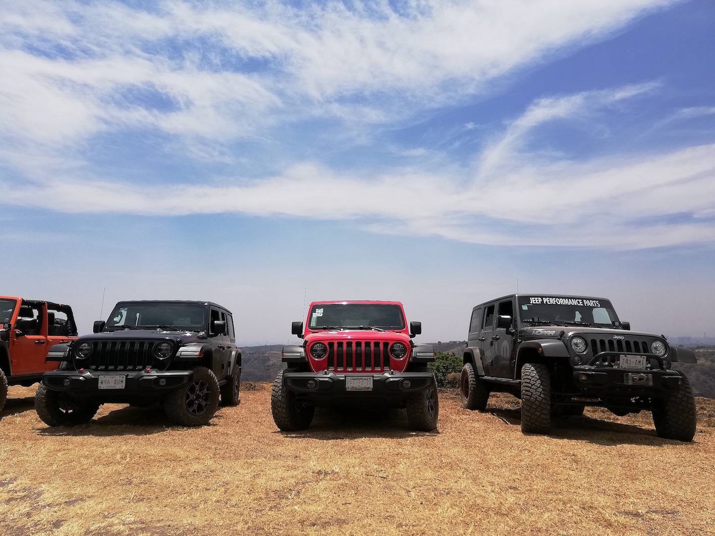 Mujer Mopar! El todoterreno sabe mejor cuando es un Jeep equipado y conduce  una mujer