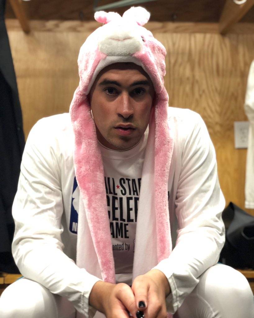 Bad Bunny relaja que no pudo anotar en el juego de la NBA