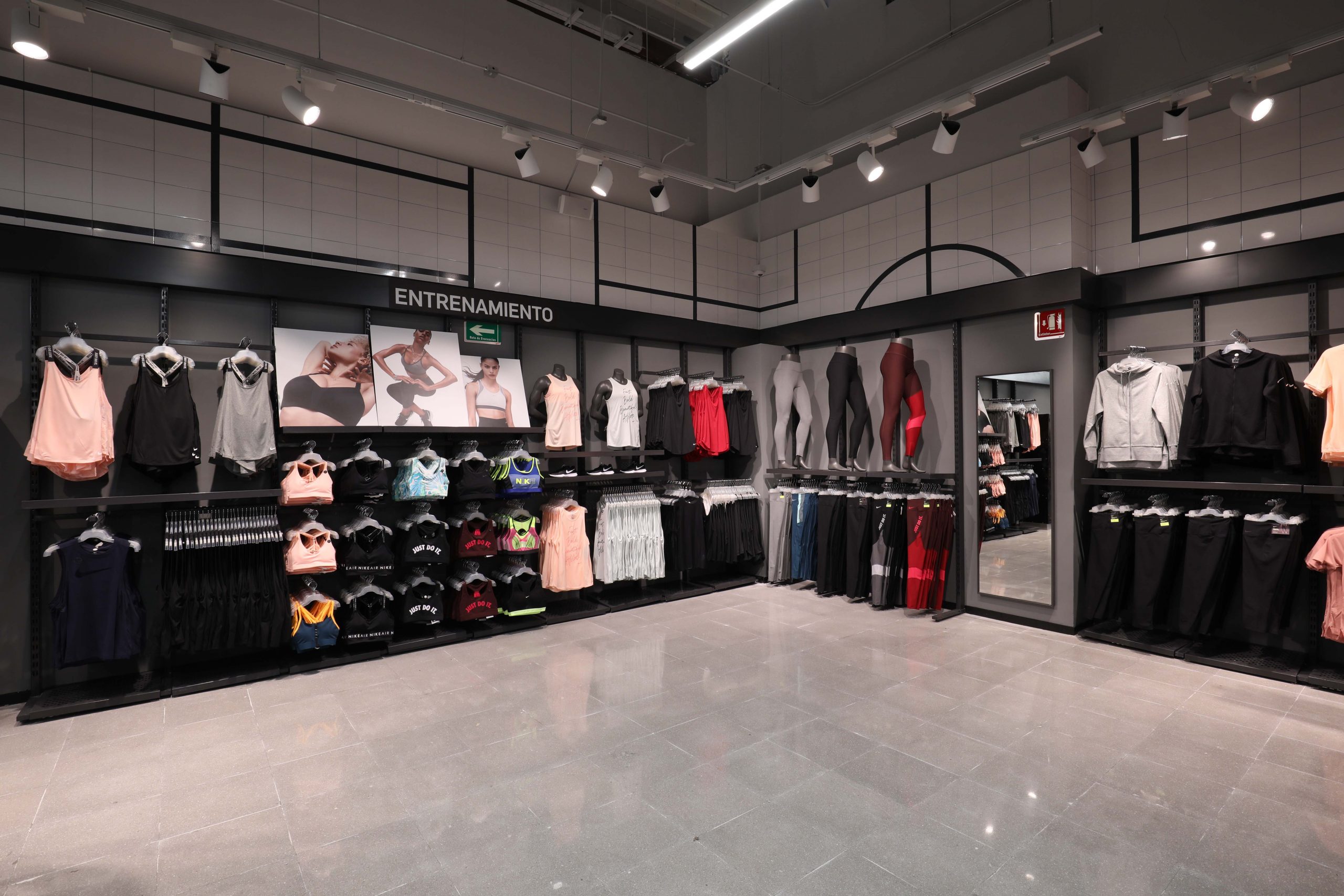 cualquier cosa Alta exposición Doblez Ropa Nike: ¿Ya conoces la tiendas outlet de Nike?-ropa -deportiva-descuentos-moda