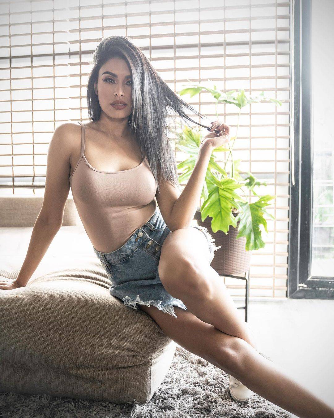 Kristal Silva fascina en su look más sencillo con top de tirantes nude y  shorts de mezclilla deshilachados – Publimetro México