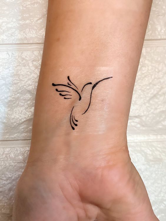 Tatuajes de colibrí para mujeres fuertes y únicas: su poderoso significado