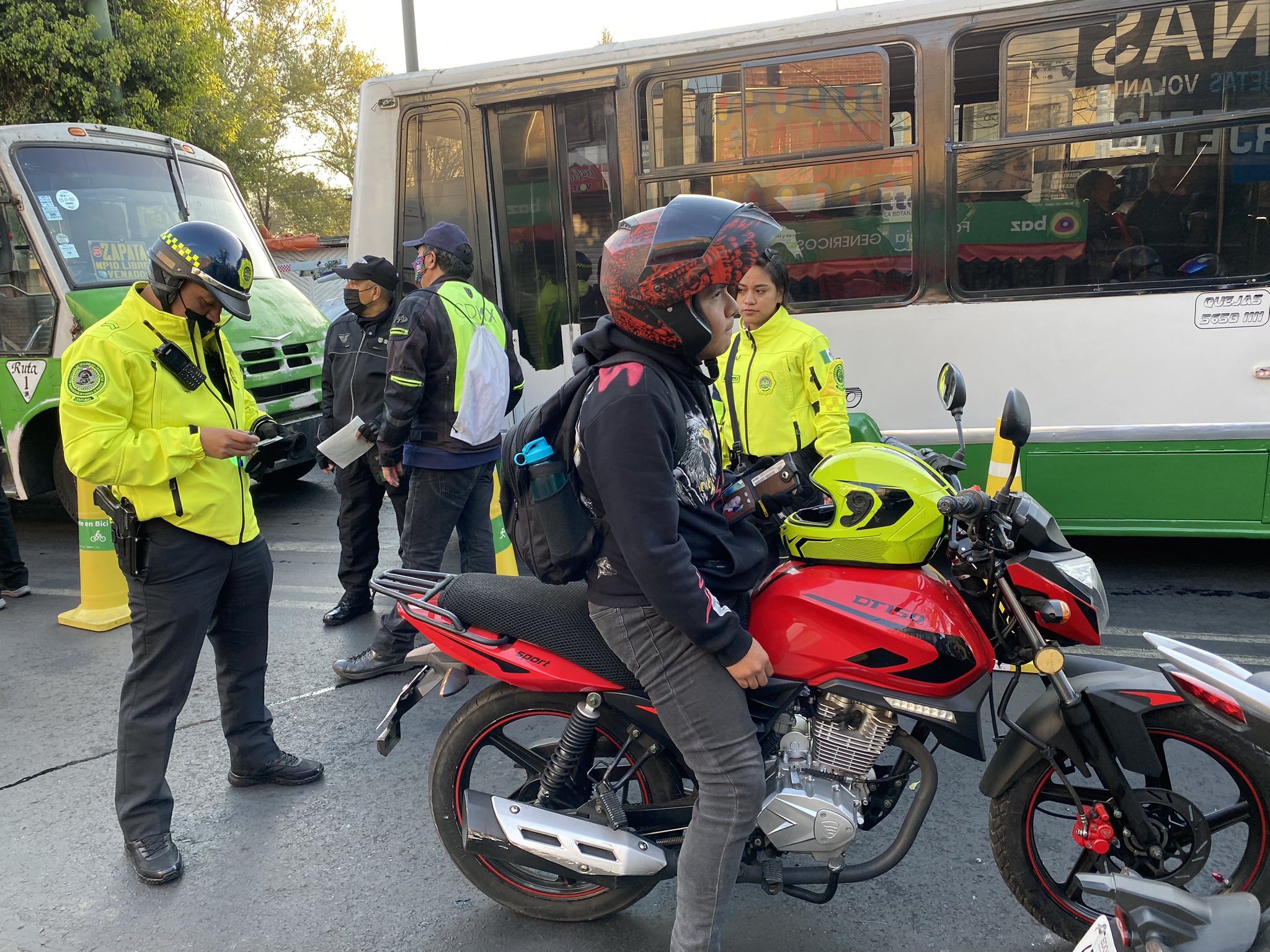 CDMX: Semovi desarrollará políticas para que motociclistas usen cascos  seguros