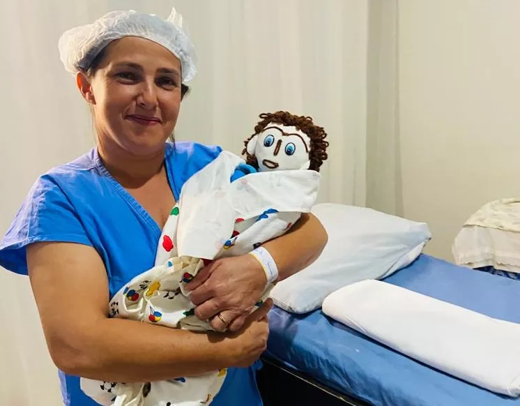 Meirivone, casada com boneco de pano, e seu filho de pano - Foto: Reprodução/Instagram